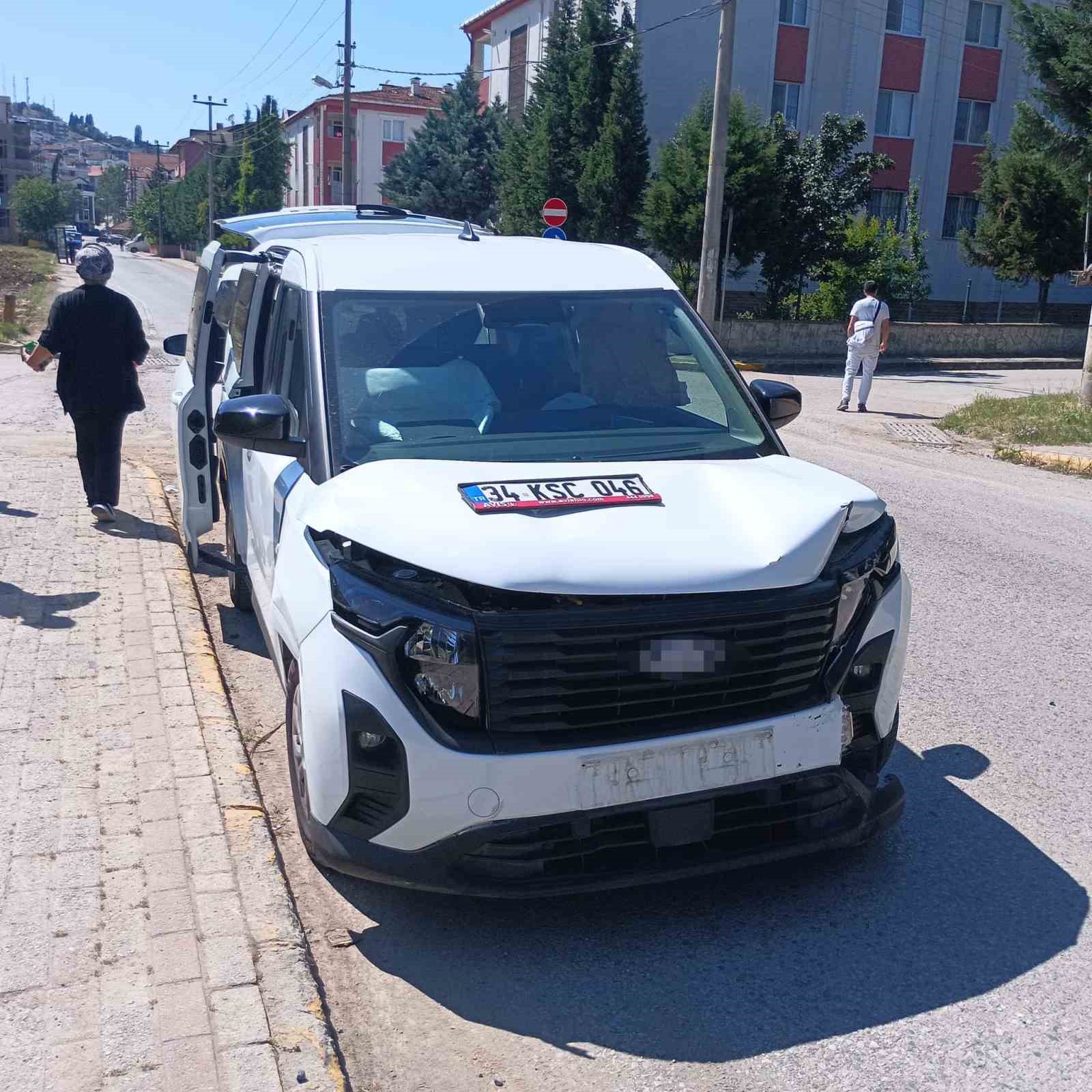 Gölcük’te çarpışan araçların sürücüleri yaralandı