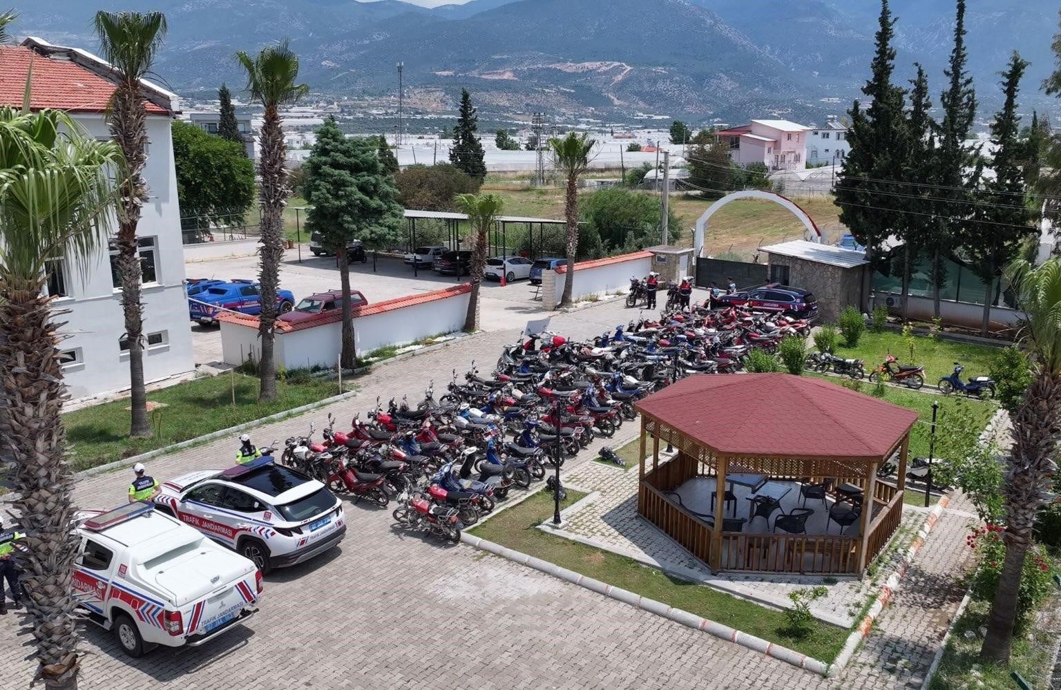 Kaş’ta motosikletlere yönelik huzur ve güven uygulamasında 145 araç trafikten men edildi