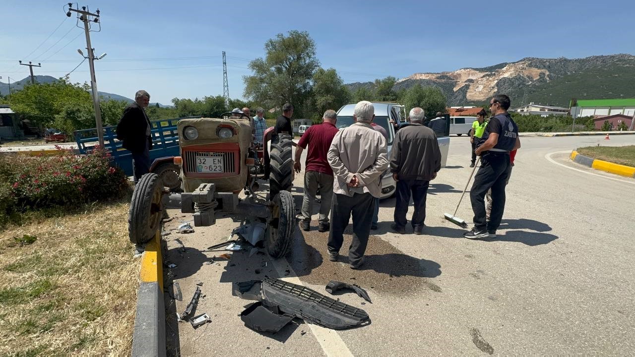 Eğirdir’de traktör ile otomobil çarpıştı: 3 yaralı
