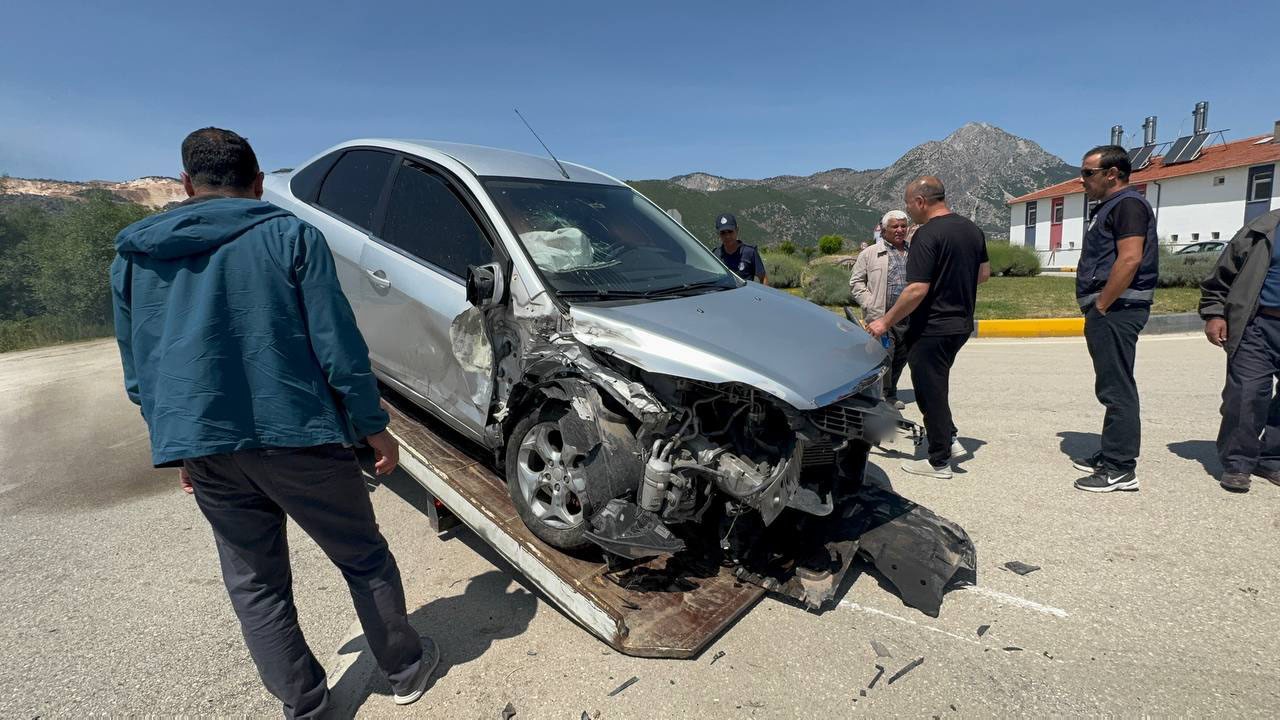 Eğirdir&rsquo;de trakt&ouml;r ile otomobil &ccedil;arpıştı: 3 yaralı
