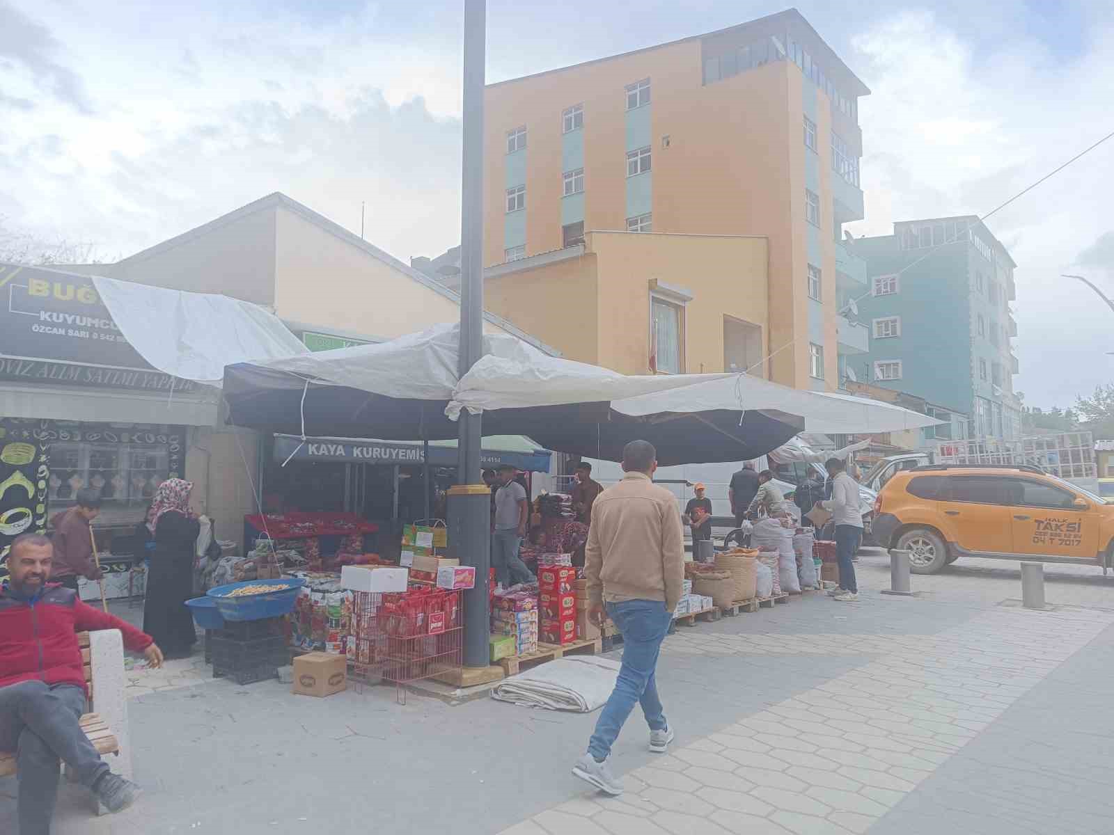 Diyadin&rsquo;de bayram &ouml;ncesi &ccedil;arşıda yoğunluk yaşandı
