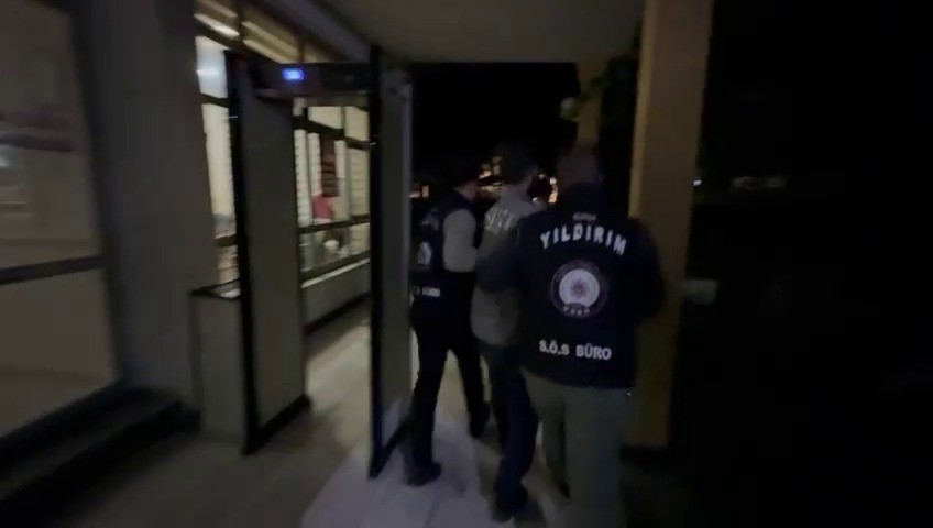 Yurtdışına ka&ccedil;mak i&ccedil;in hazırlanırken, polis baskını yedi
