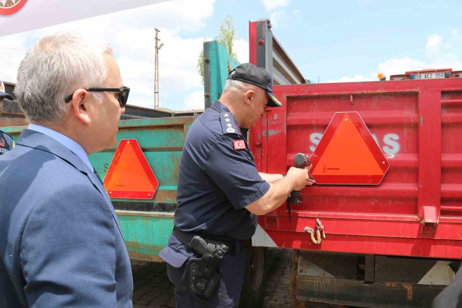 İl Jandarma Komutanlığı, artan traktör kazalarını önlemek için reflektör dağıttı