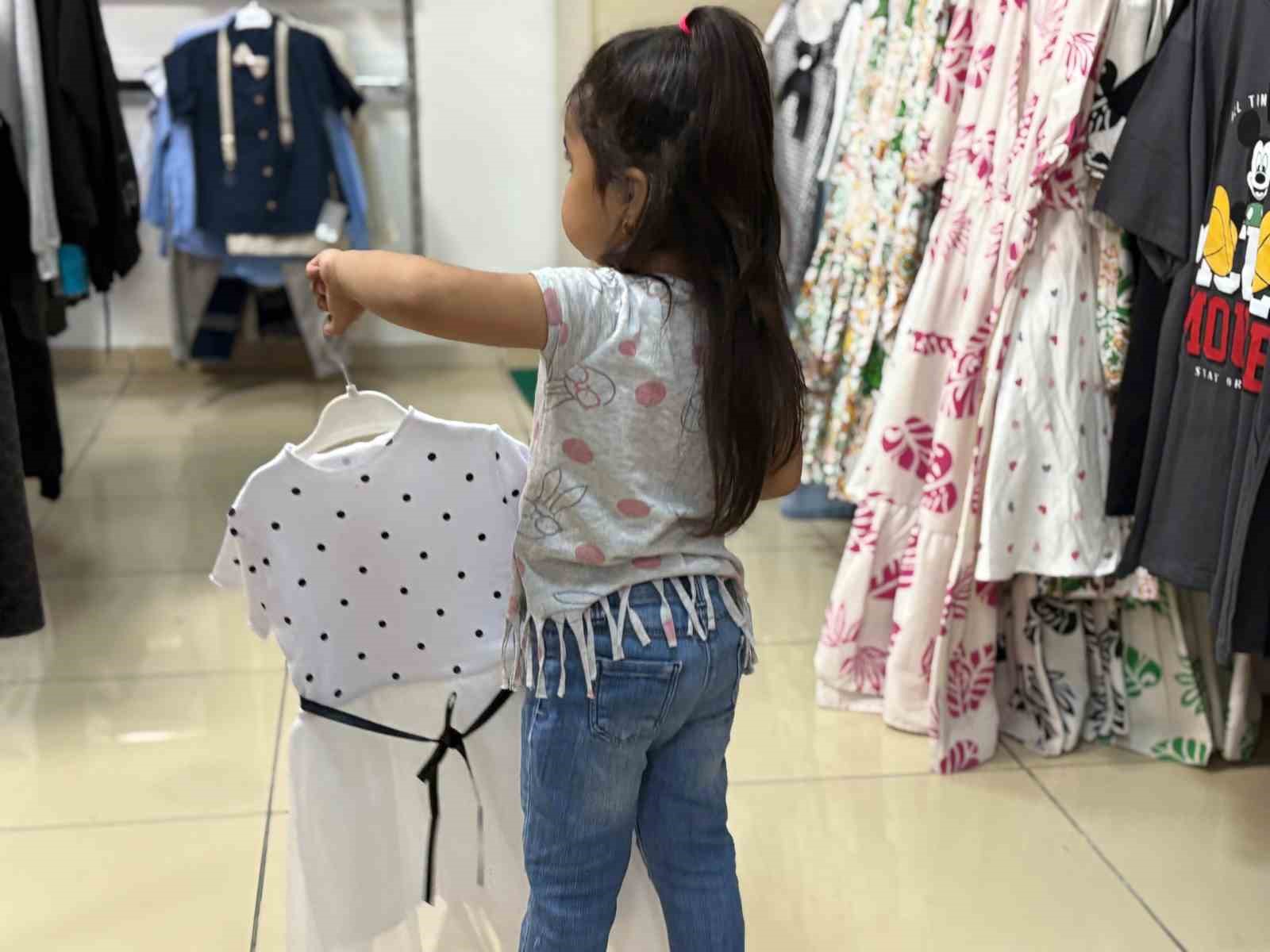 Sincan Belediye Başkanı Ercan çocuklara bayramlık hediye etti