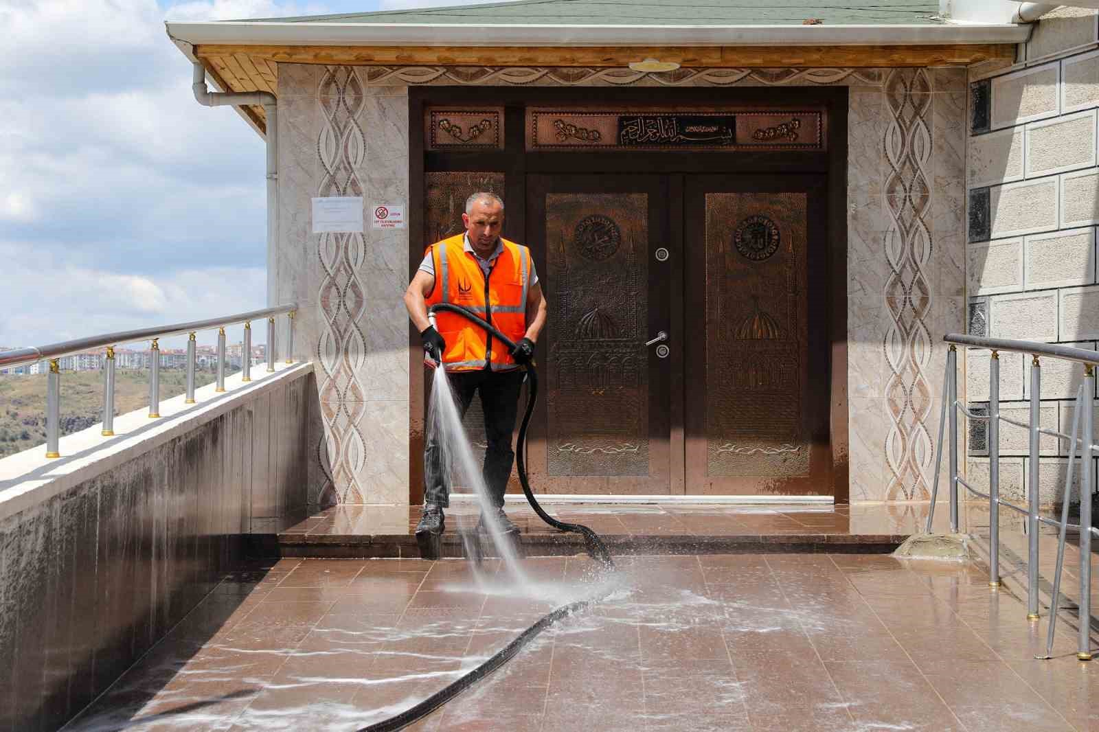 Ke&ccedil;i&ouml;ren&rsquo;de bayram &ouml;ncesi temizlik
