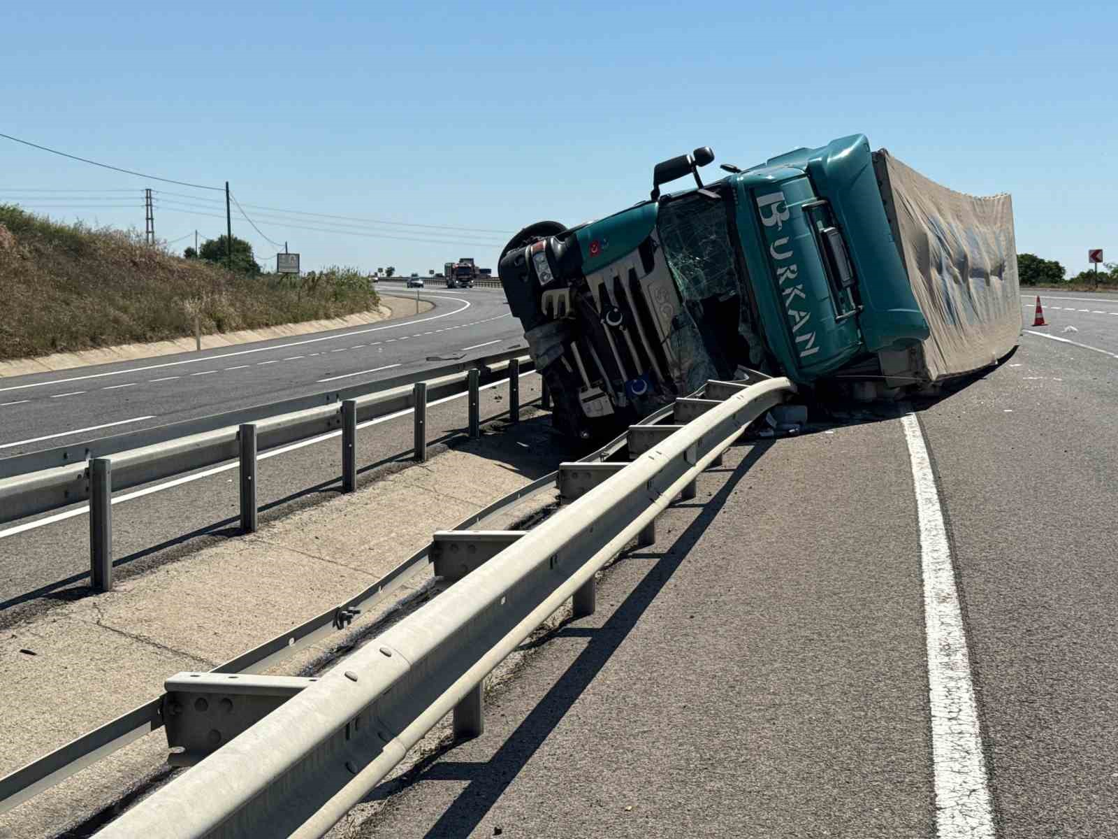 Tekirdağ’da devrilen tırdan refüje savrulan sürücü yaralandı