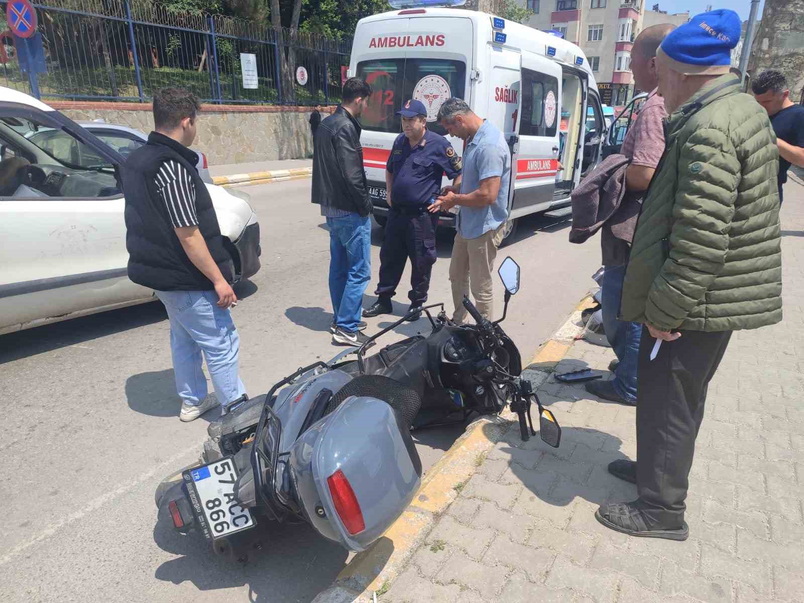 Sinop&rsquo;ta otomobille &ccedil;arpışan motosikletteki 2 kişi yaralandı

