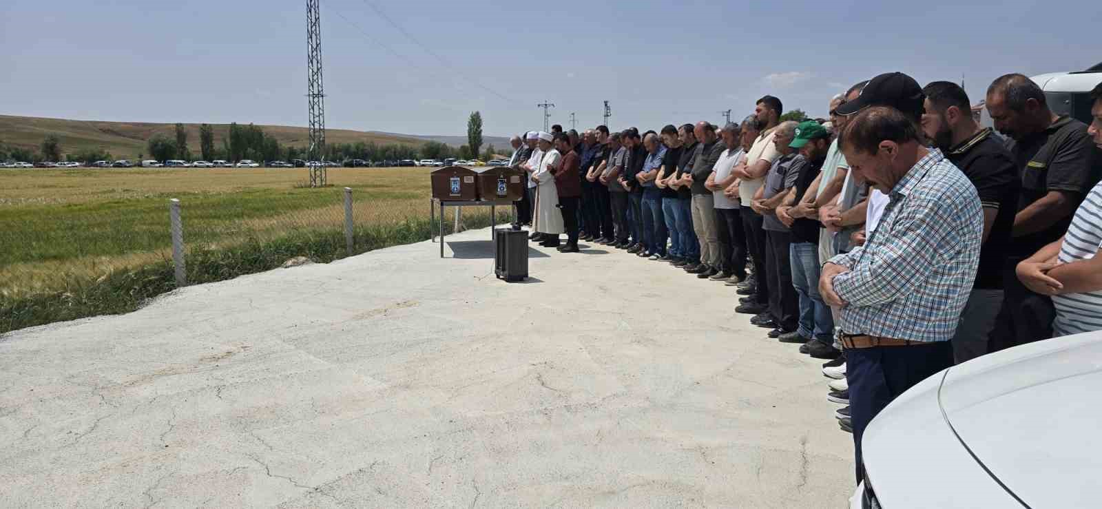 Başkentte muhtarlık se&ccedil;iminden kalan husumet: Baba ve oğul toprağa verildi
