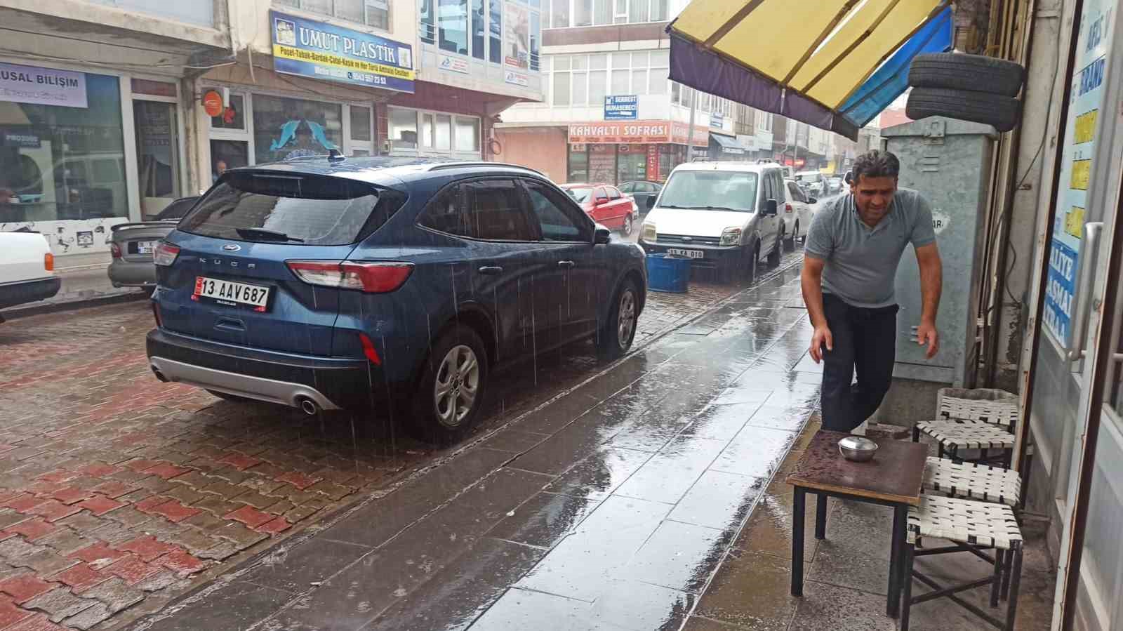 Ahlat&rsquo;ta şiddetli yağmur etkili oldu
