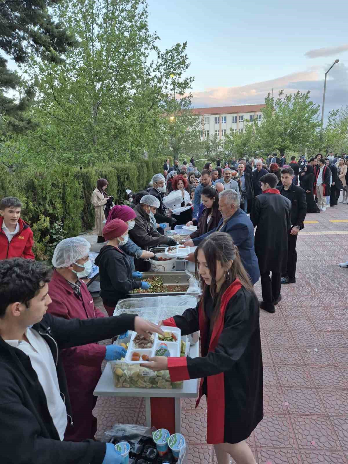 Yunus Emre Anadolu Lisesi, mezunlarını görkemli bir törenle uğurladı