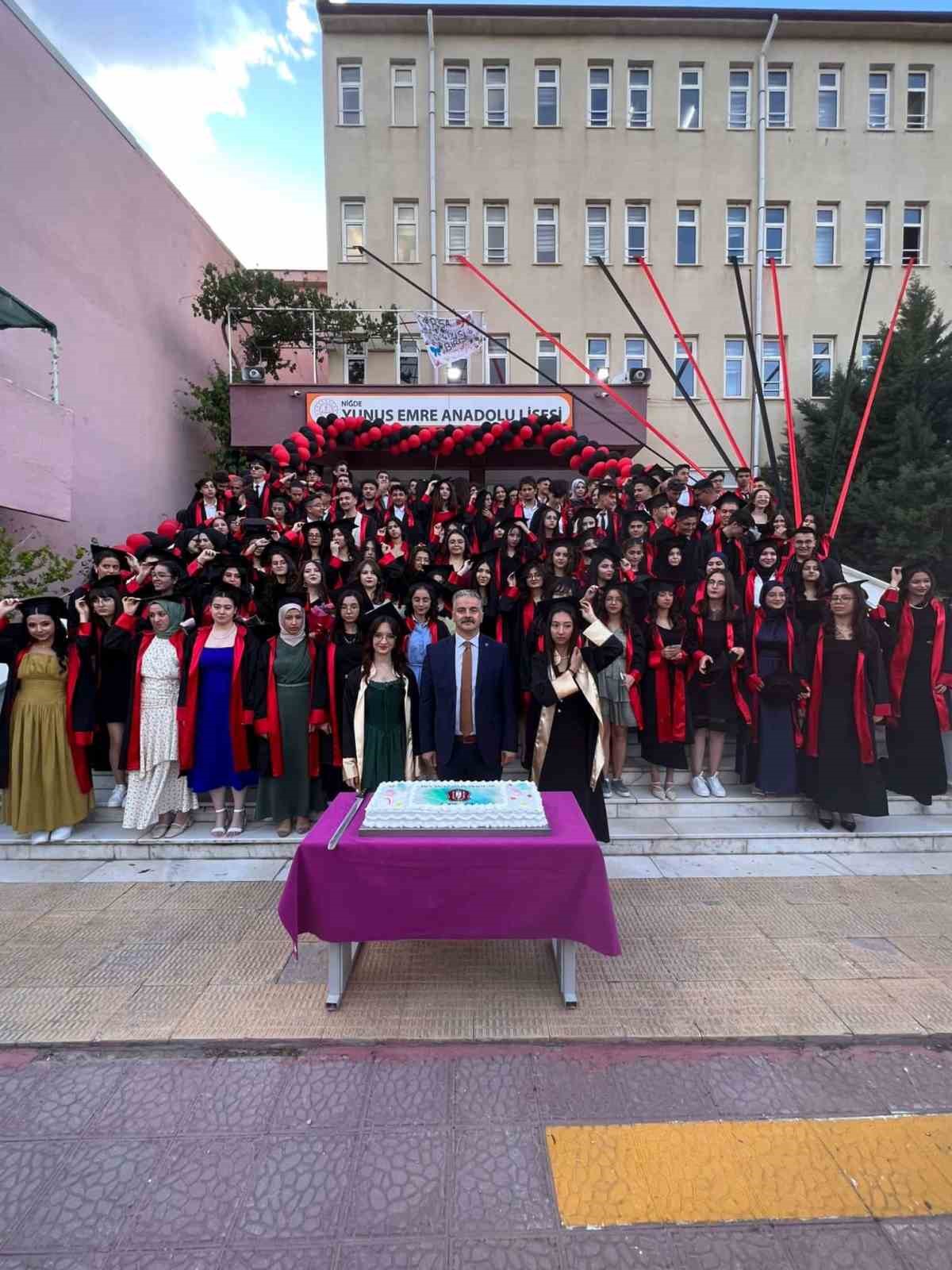 Yunus Emre Anadolu Lisesi, mezunlarını görkemli bir törenle uğurladı
