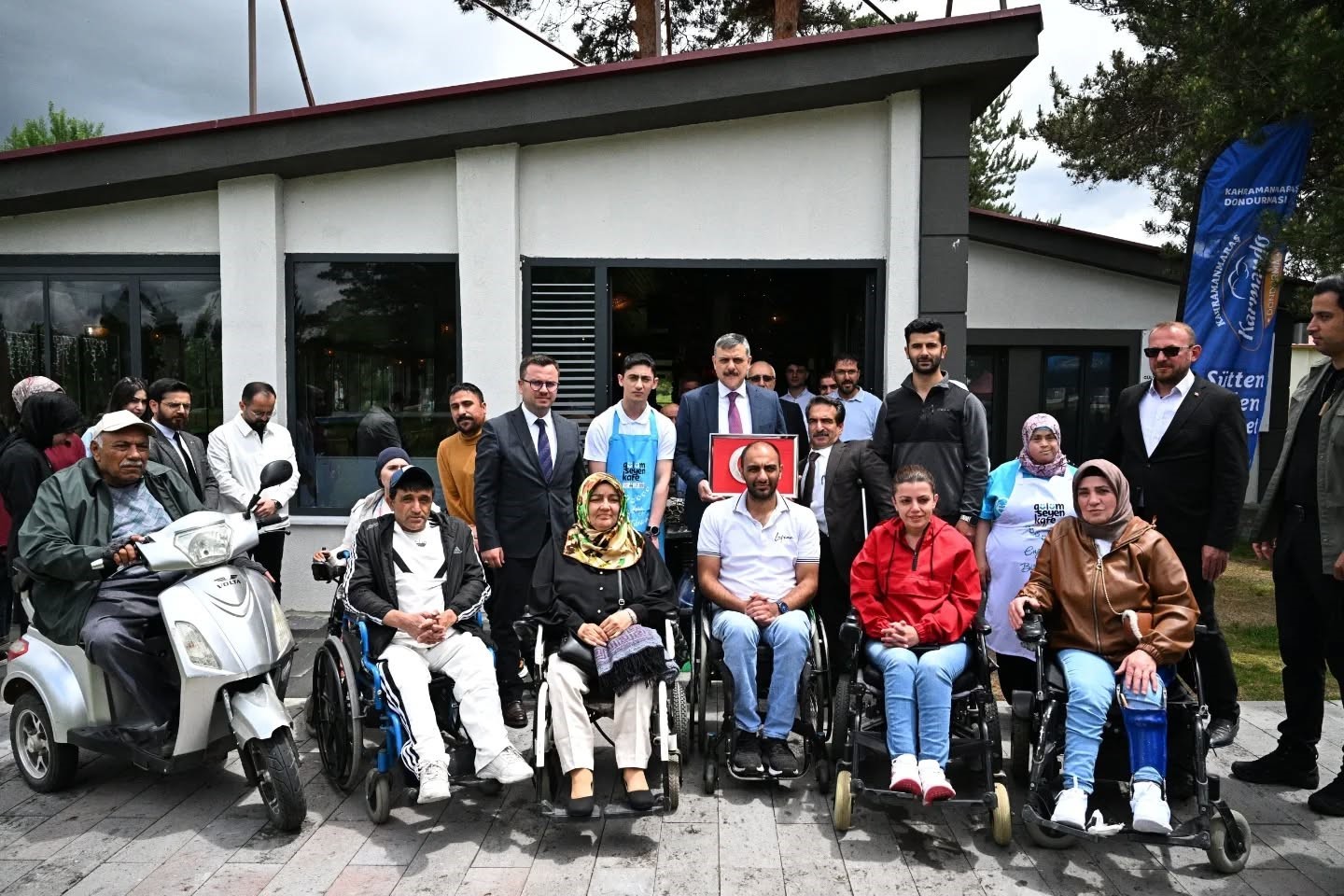 Vali Çiftçi, engelli vatandaşlarla bir araya geldi