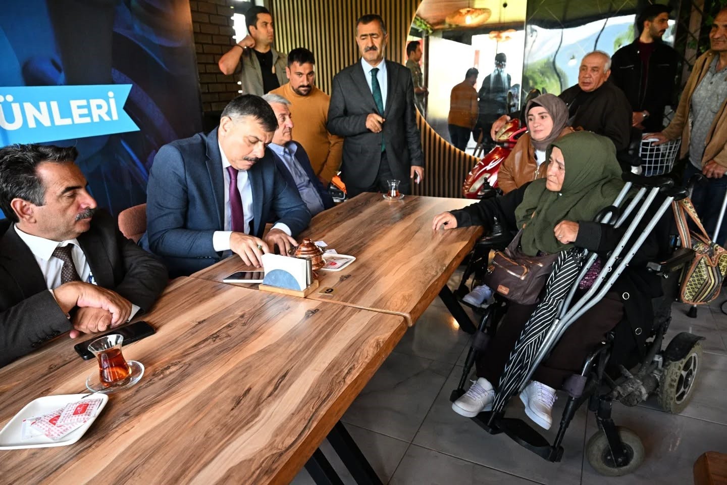 Vali &Ccedil;ift&ccedil;i, engelli vatandaşlarla bir araya geldi
