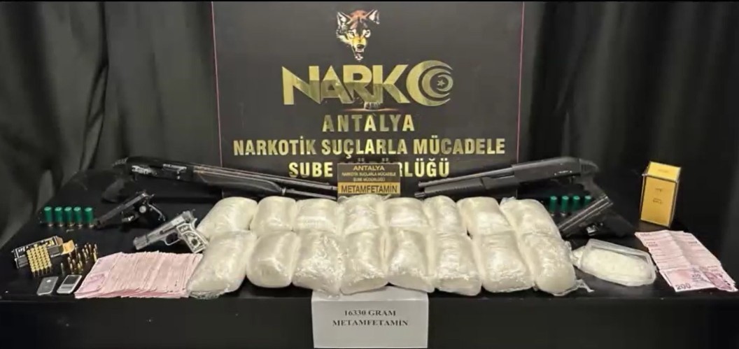 Antalya emniyeti zehir tacirlerine geçit vermedi: 16 kilo uyuşturucu ve 5 silah ele geçirildi