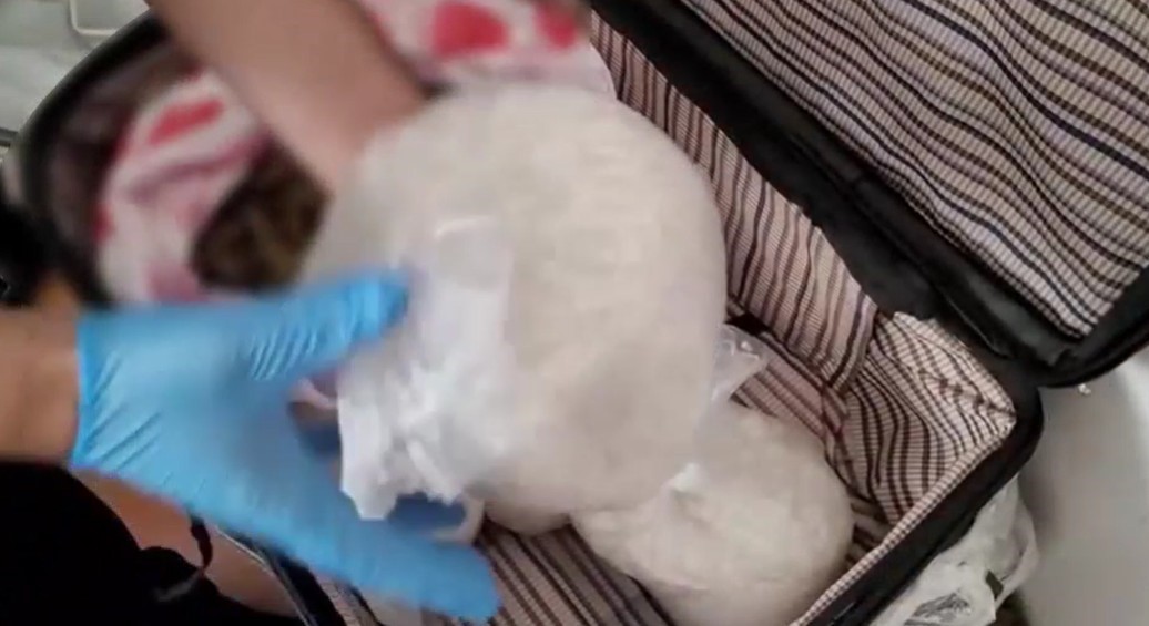 Antalya emniyeti zehir tacirlerine ge&ccedil;it vermedi: 16 kilo uyuşturucu ve 5 silah ele ge&ccedil;irildi
