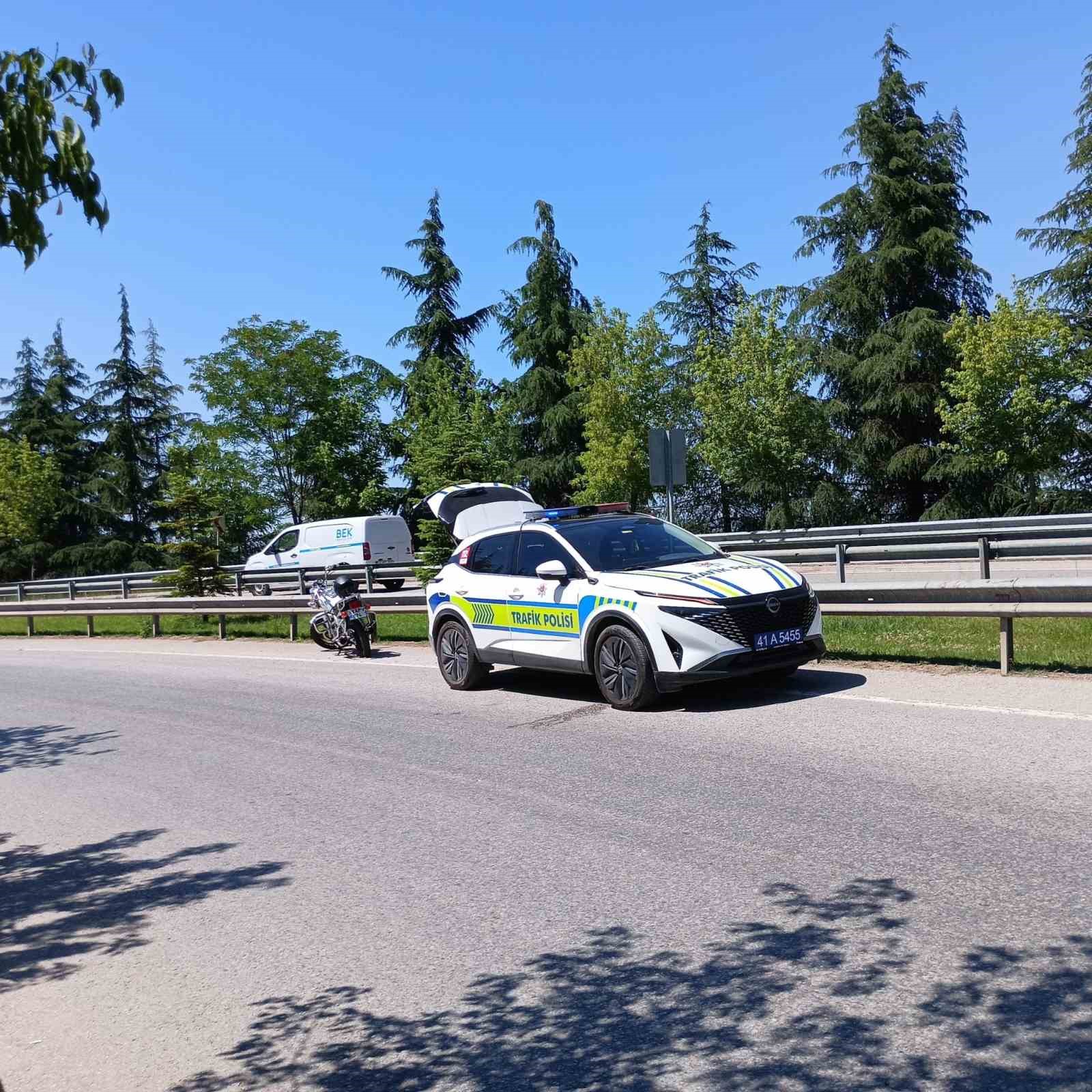 Motosikletten d&uuml;şen s&uuml;r&uuml;c&uuml; yaralandı
