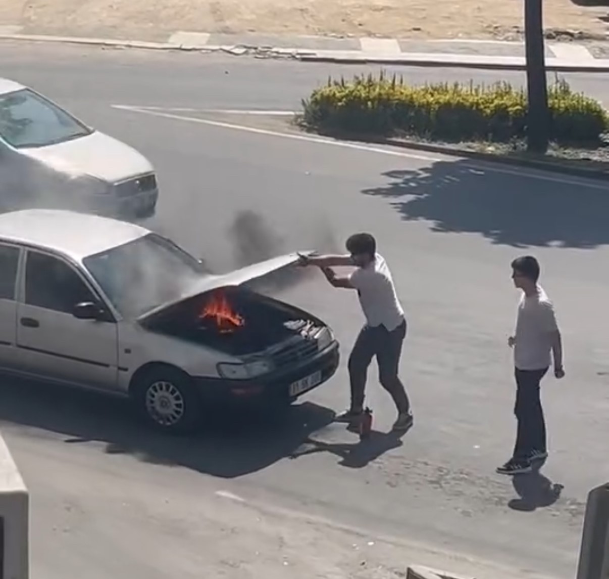 Yanan otomobili duyarlı vatandaşlar söndürdü