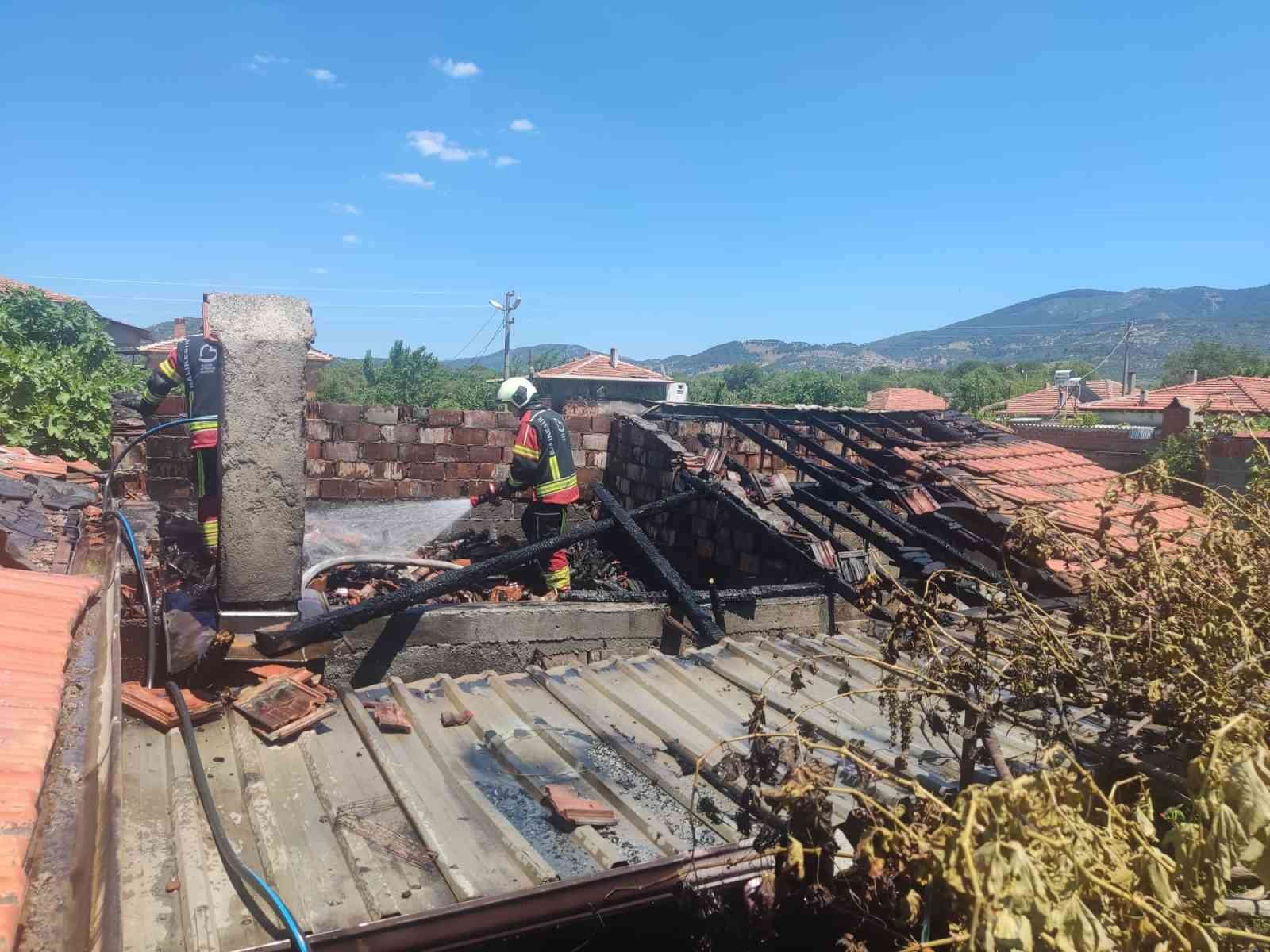 Burhaniye’de odunlukta çıkan yangın eve sıçradı