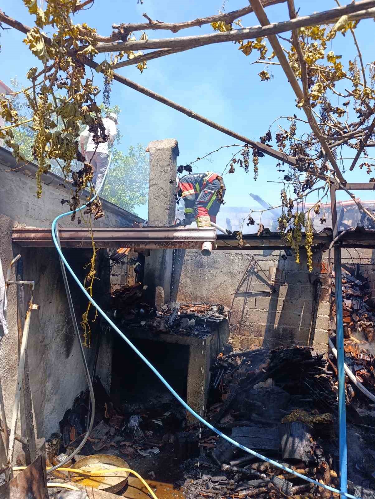 Burhaniye’de odunlukta çıkan yangın eve sıçradı