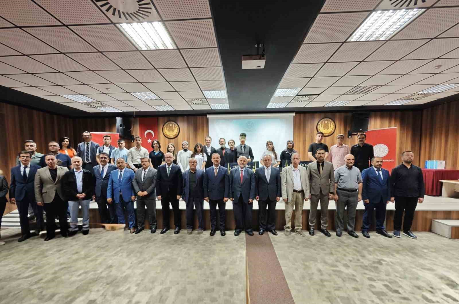 Liseli şairler ödüllerine kavuştu