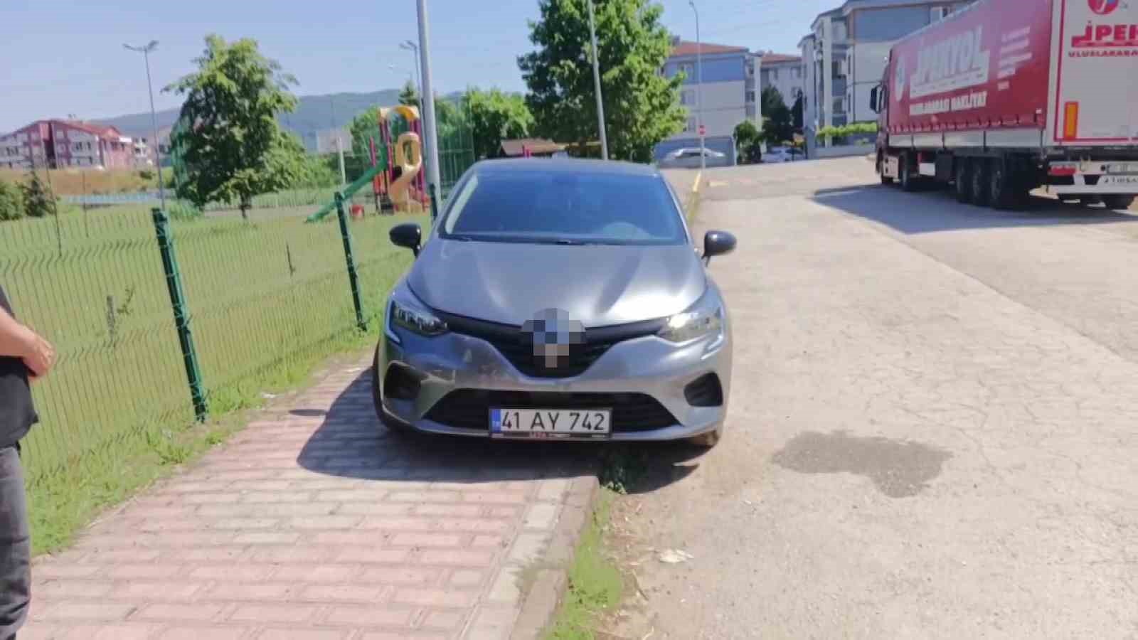 Gölcük’te çarpışan araçların sürücüleri yaralandı