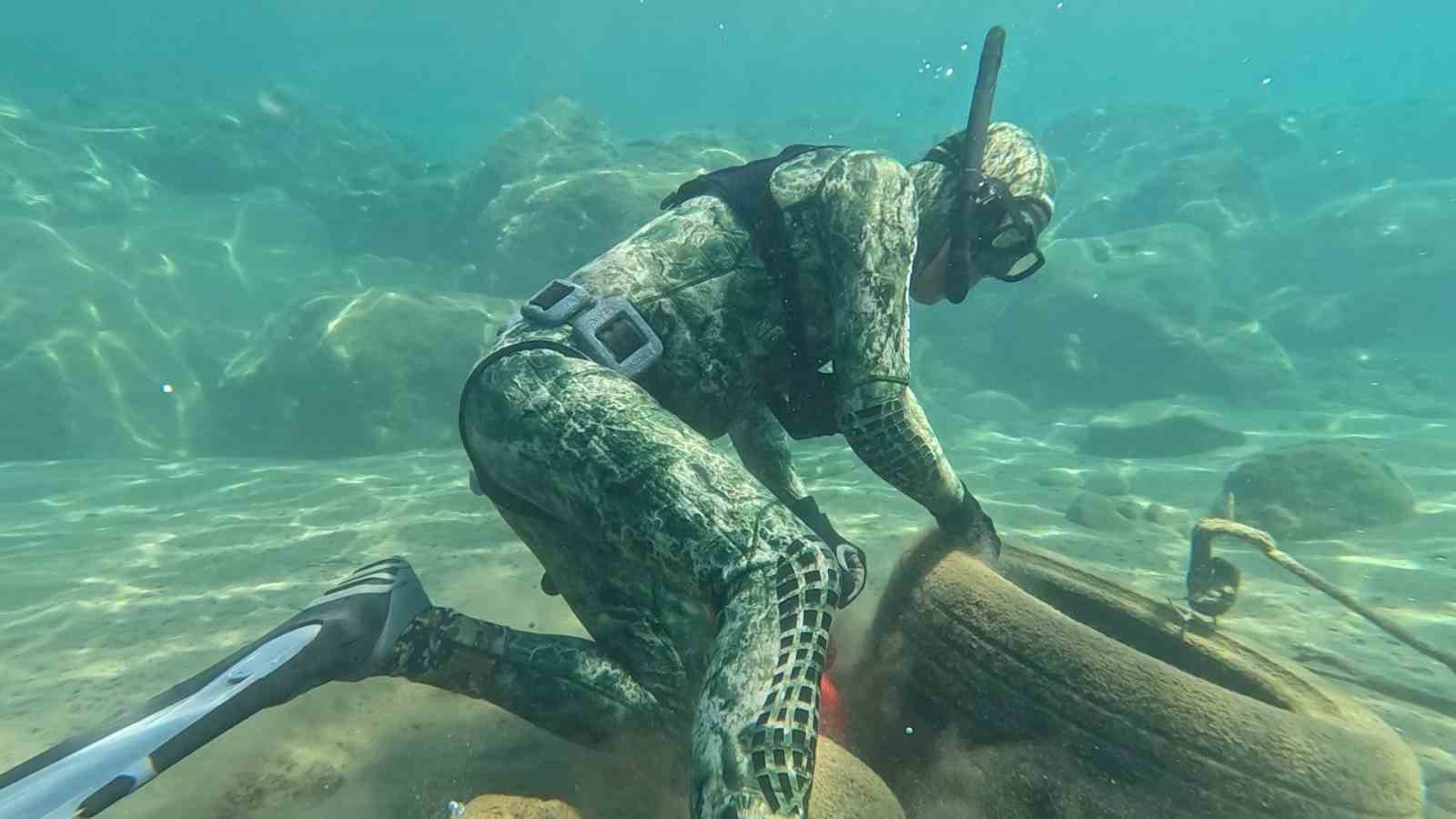 Deniz dibi temizliği s&uuml;r&uuml;yor
