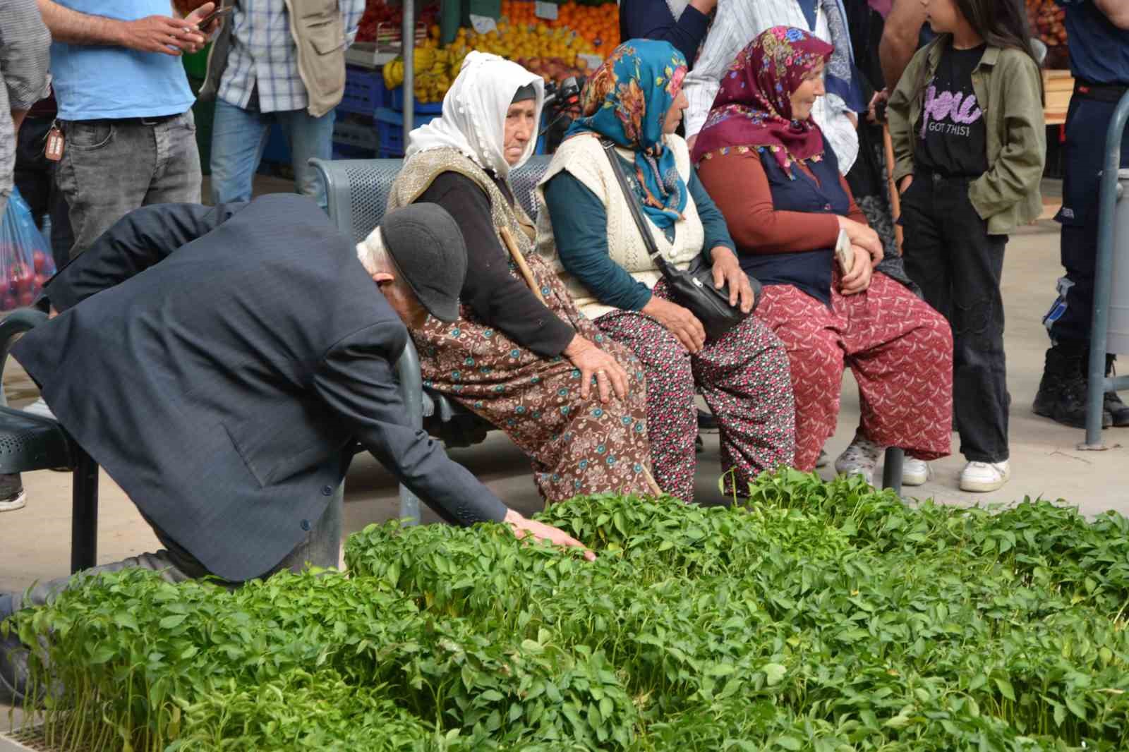 Demircili &ccedil;ift&ccedil;ilere 40 bin &uuml;cretsiz sebze fidesi dağıtıldı
