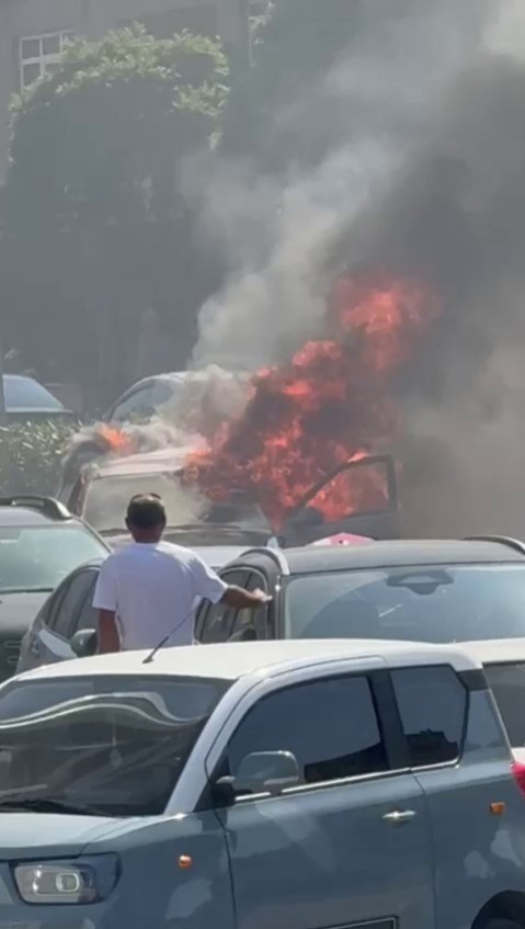 Kartal’da otomobil alev alev yandı