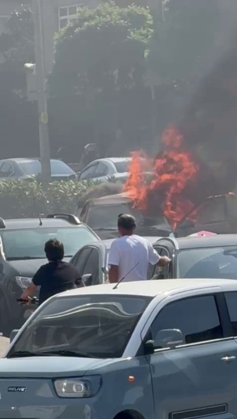 Kartal&rsquo;da otomobil alev alev yandı
