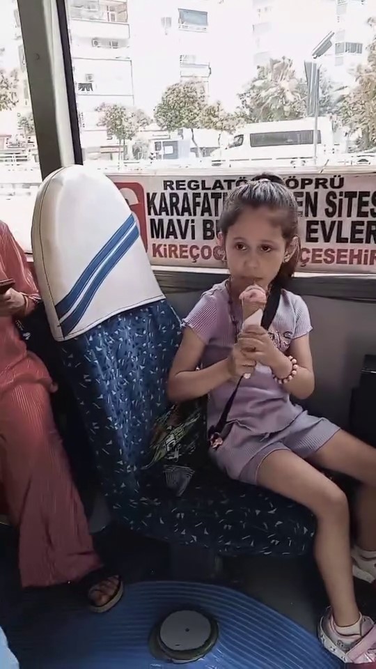 Şof&ouml;r sıcaktan bunalan &ccedil;ocukları dondurmayla serinletti
