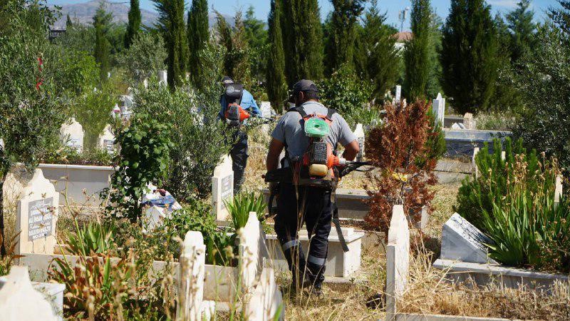 Belediyeden bayram &ouml;ncesi mezarlıklarda temizlik &ccedil;alışması
