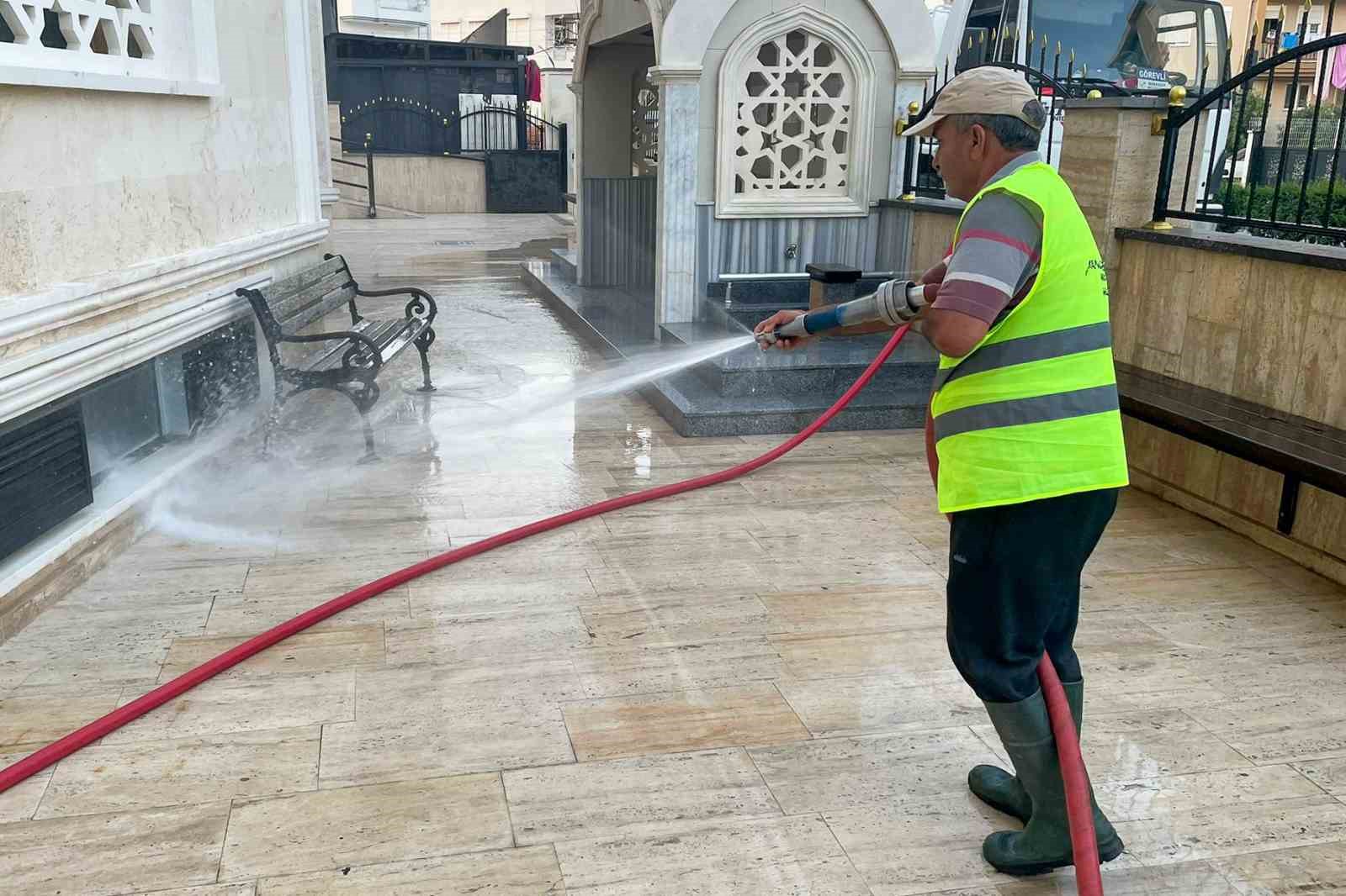 Manavgat Belediyesi’nden bayram öncesi cami temizliği