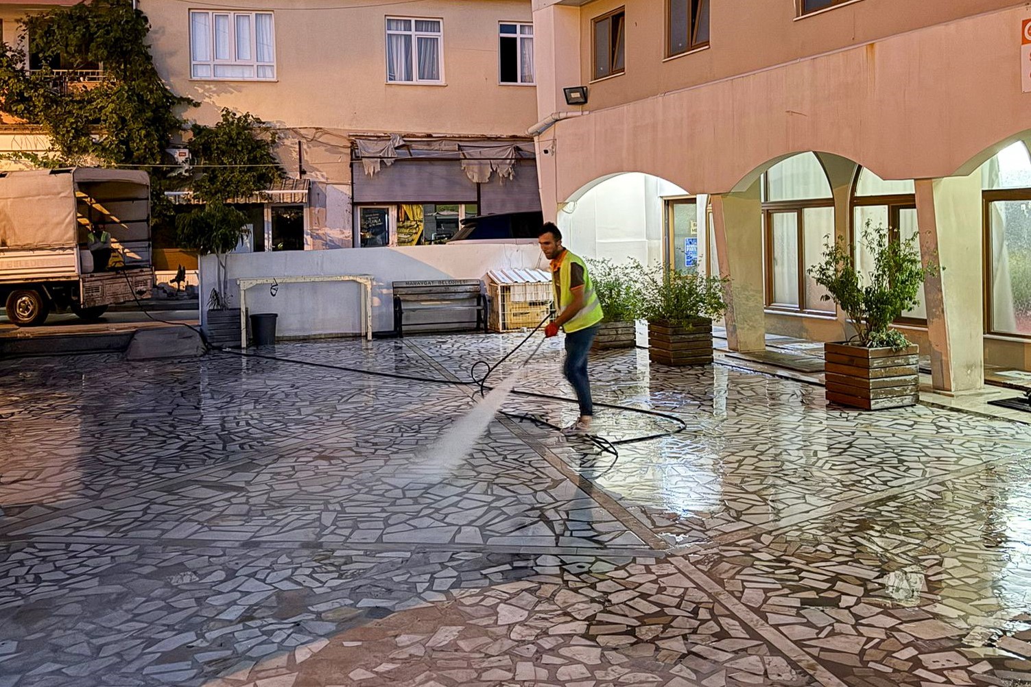 Manavgat Belediyesi’nden bayram öncesi cami temizliği