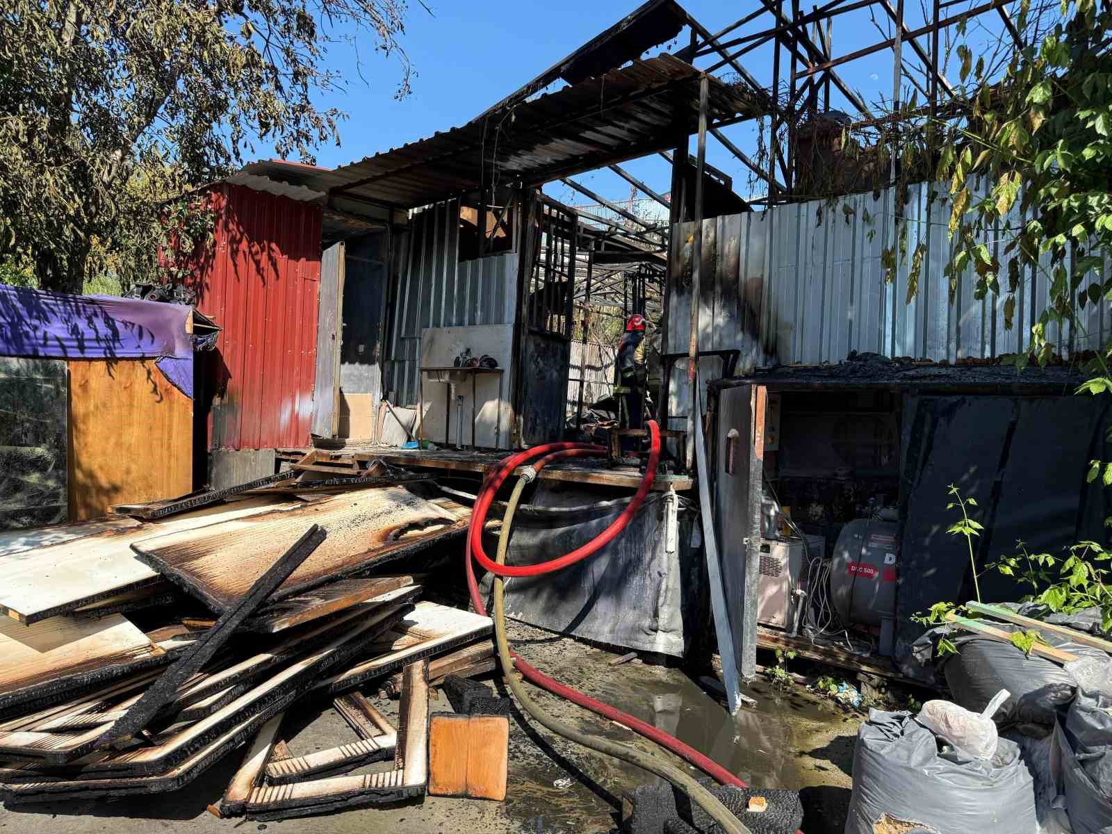 Sarıyer&rsquo;de mobilya imalathanesinden alevler y&uuml;kseldi
