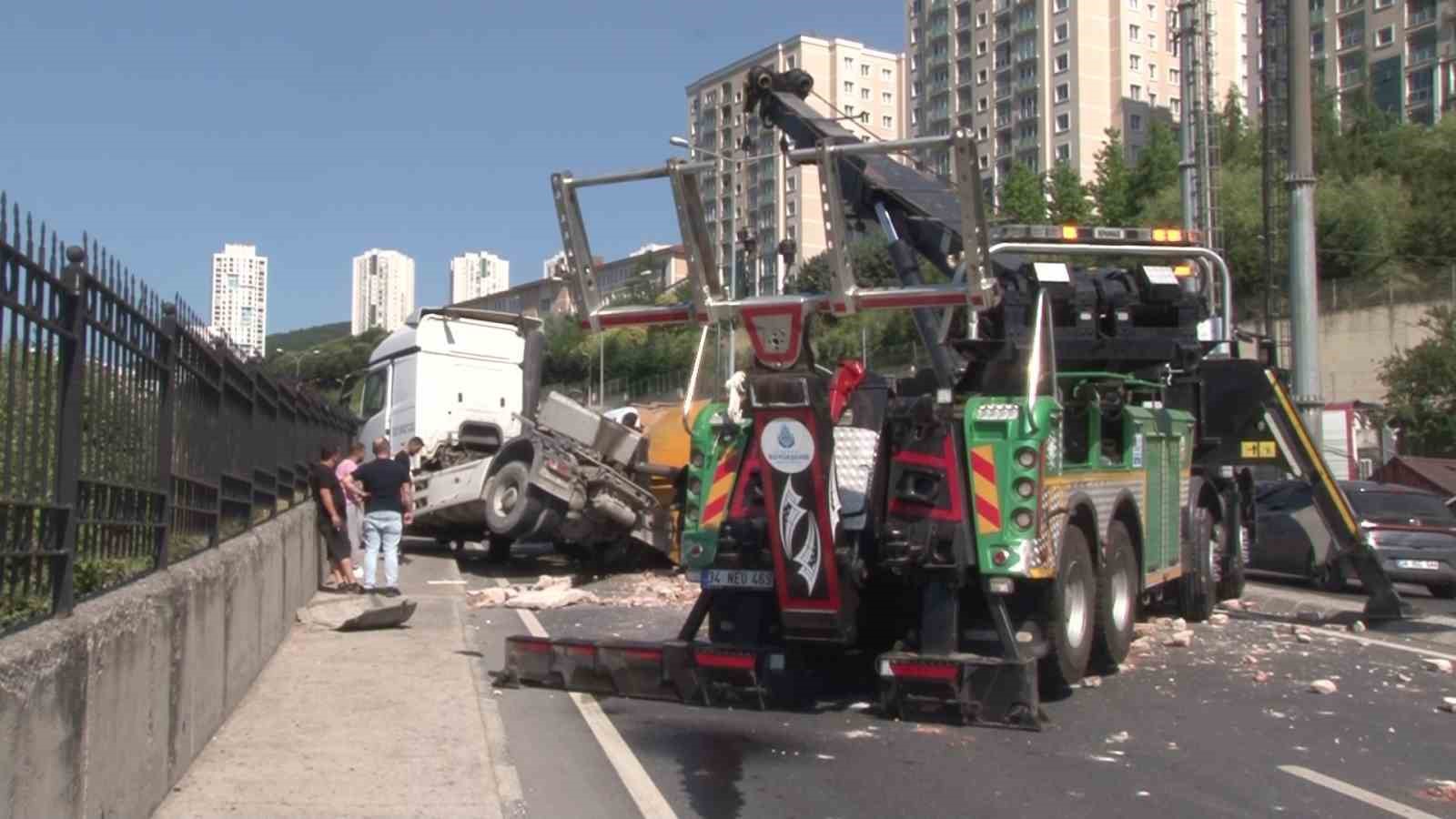 Maltepe&rsquo;de hafriyat kamyonu devrildi, yol trafiğe kapandı

