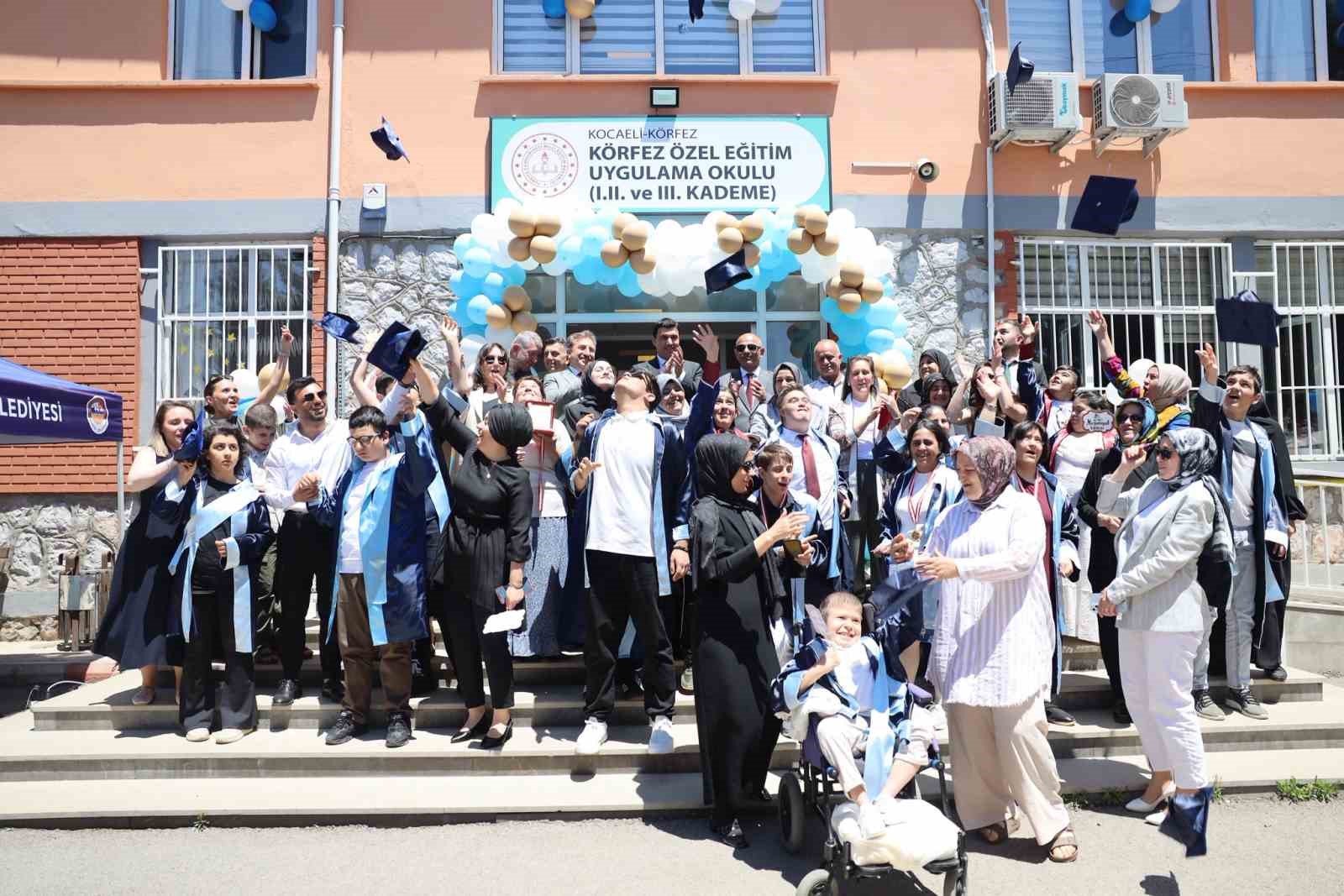 Özel çocuklar mezuniyet coşkusu yaşadı
