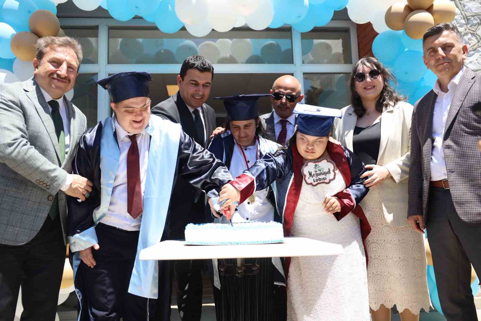 &Ouml;zel &ccedil;ocuklar mezuniyet coşkusu yaşadı
