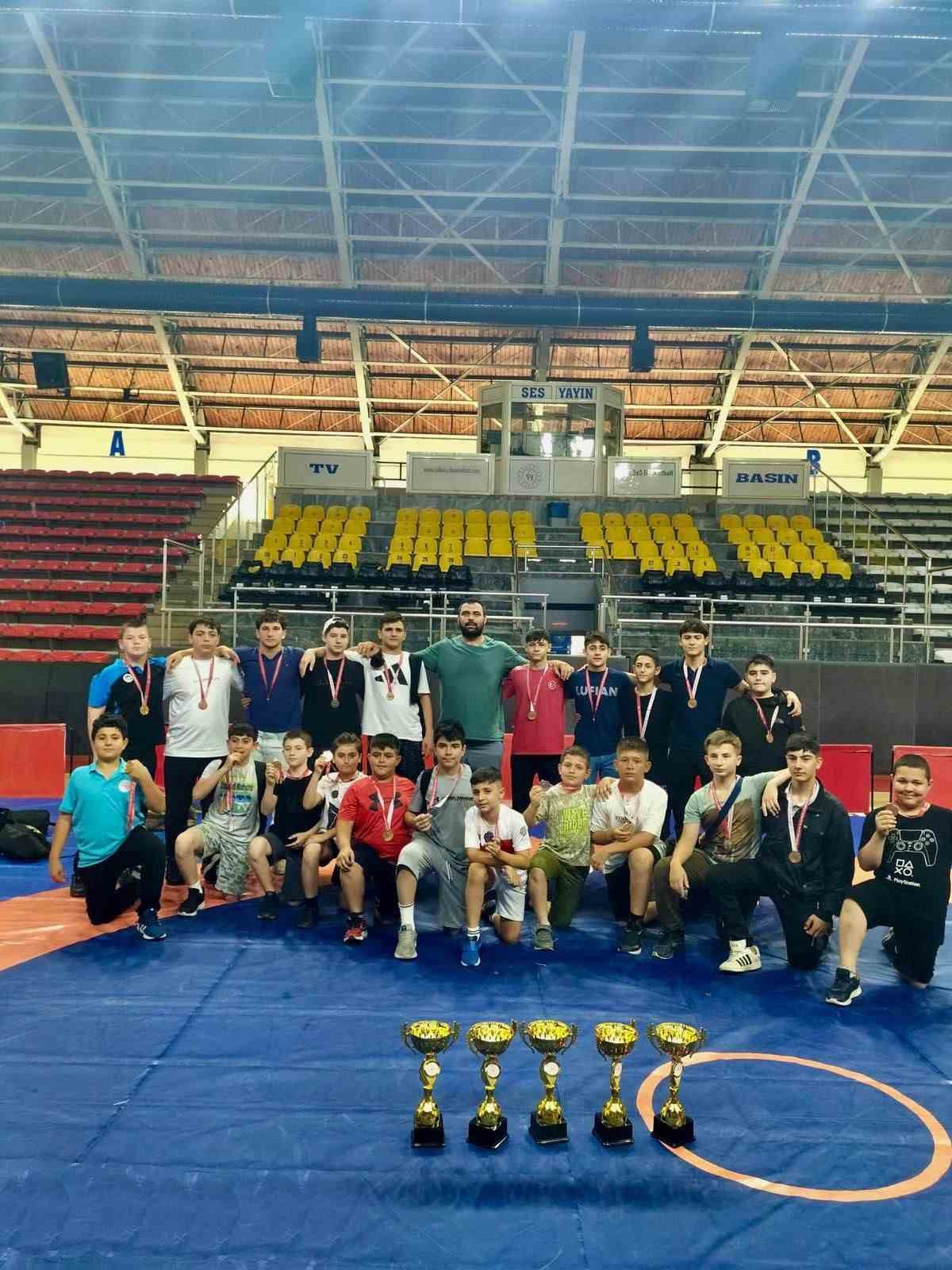 Sakarya Büyükşehir güreşçileri Türkiye Şampiyonası yolunda