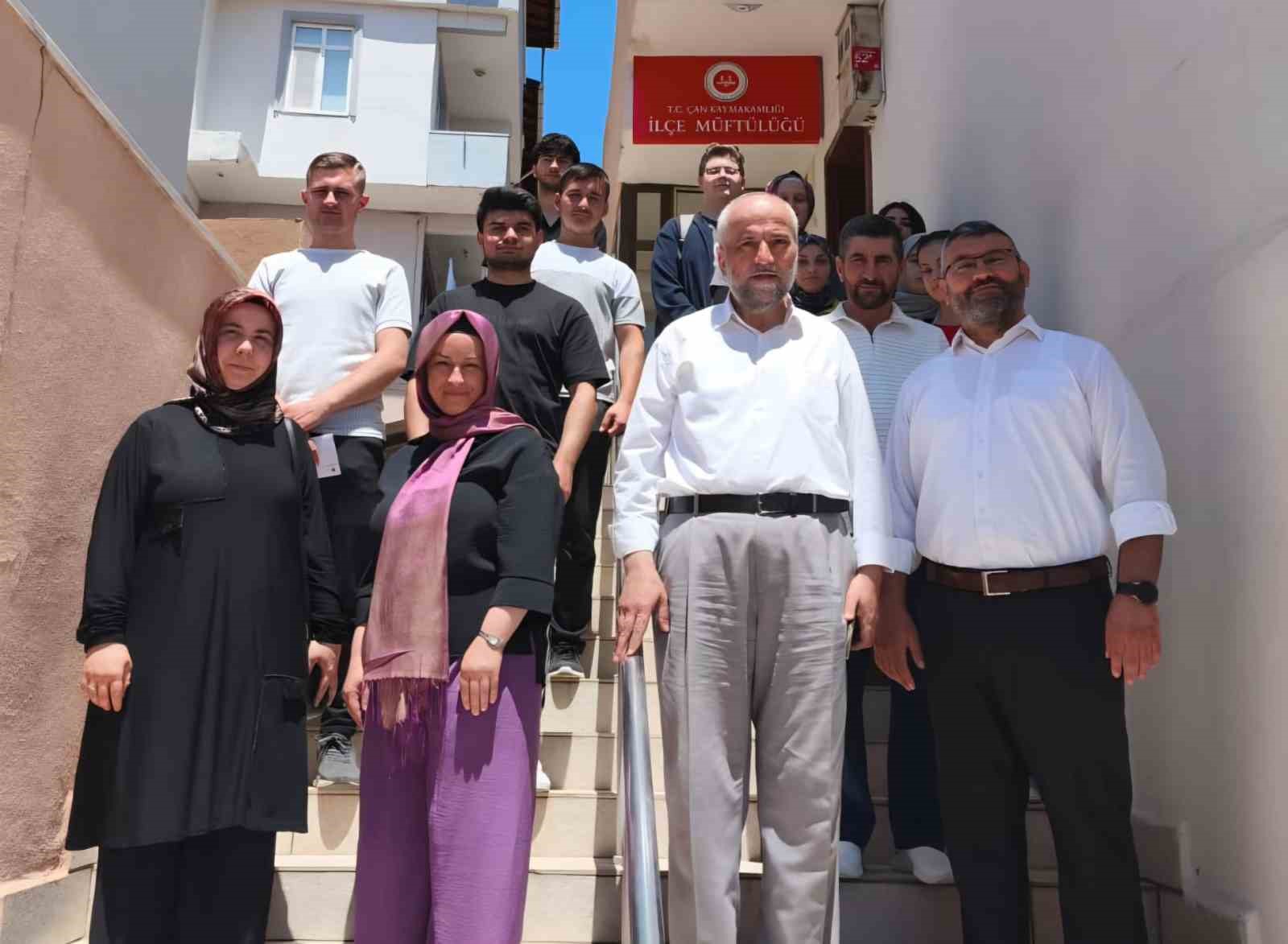 Bilgi yarışmasında başarılı olan öğrenciler ödüllendirildi