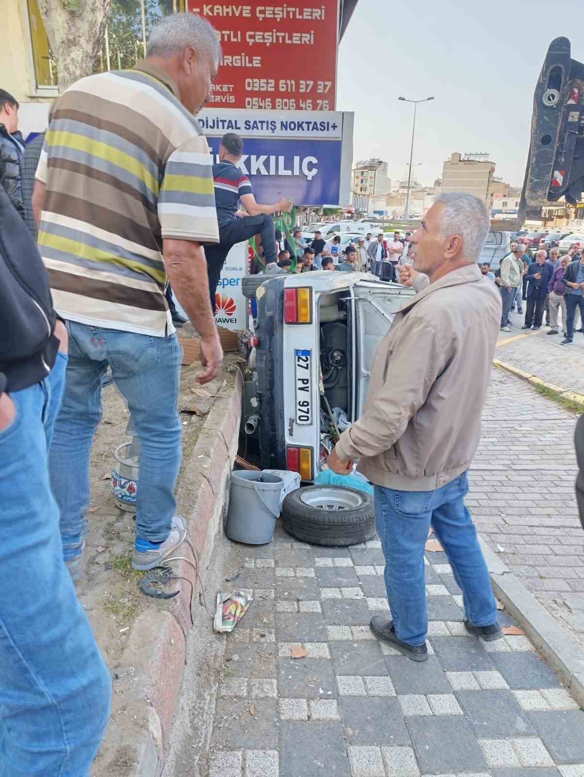 Kaza yapan otomobil yan yattı: 1 yaralı