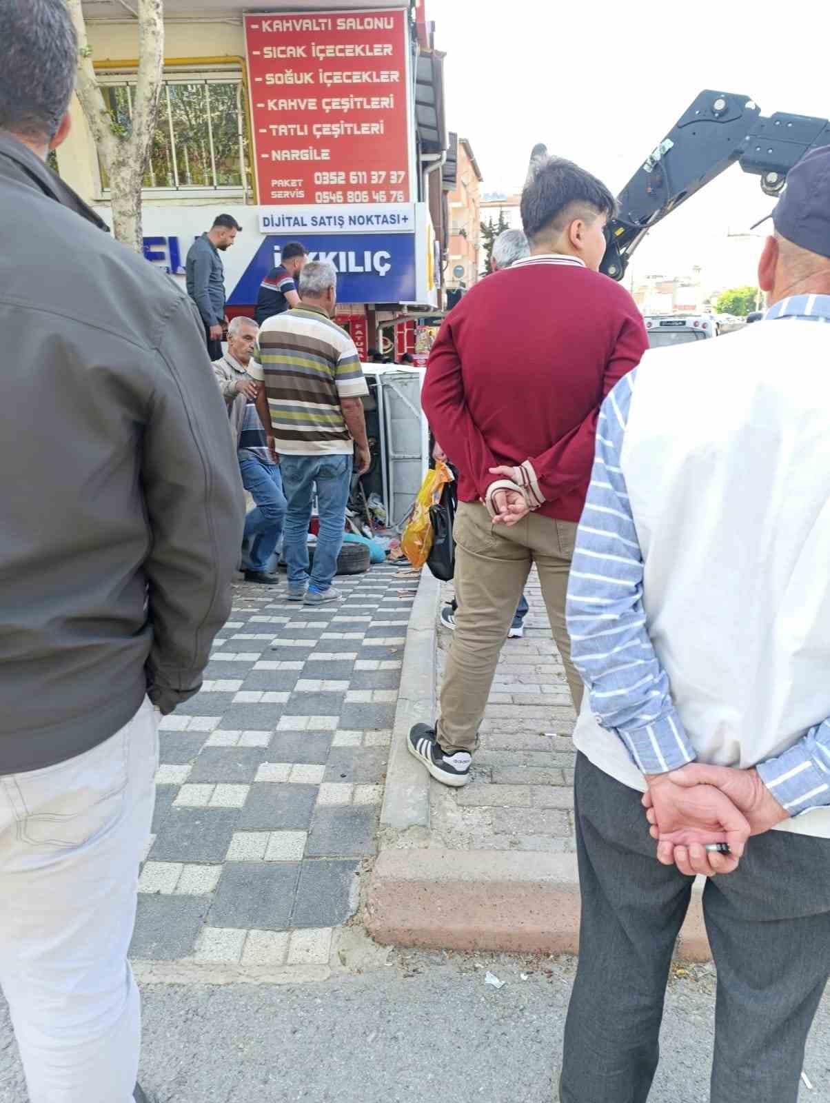 Kaza yapan otomobil yan yattı: 1 yaralı