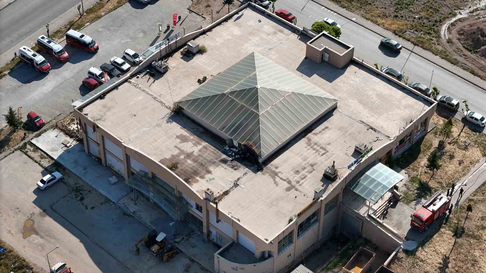 Eskişehir&rsquo;de AVM &ccedil;atısında &ccedil;ıkan yangın korkuttu
