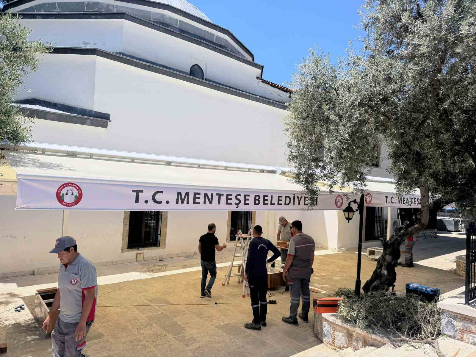 Menteşe Belediyesi’nden Kurşunlu Camii’ne gölgelik tente