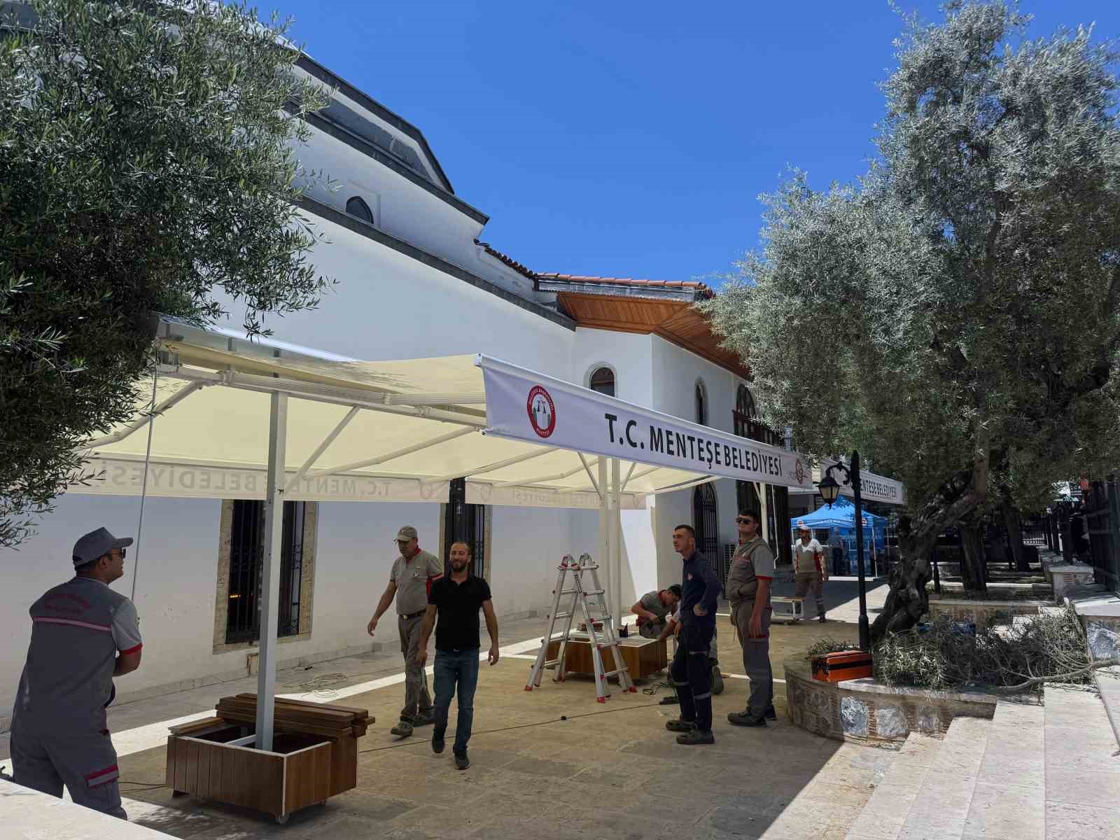 Menteşe Belediyesi&rsquo;nden Kurşunlu Camii&rsquo;ne g&ouml;lgelik tente
