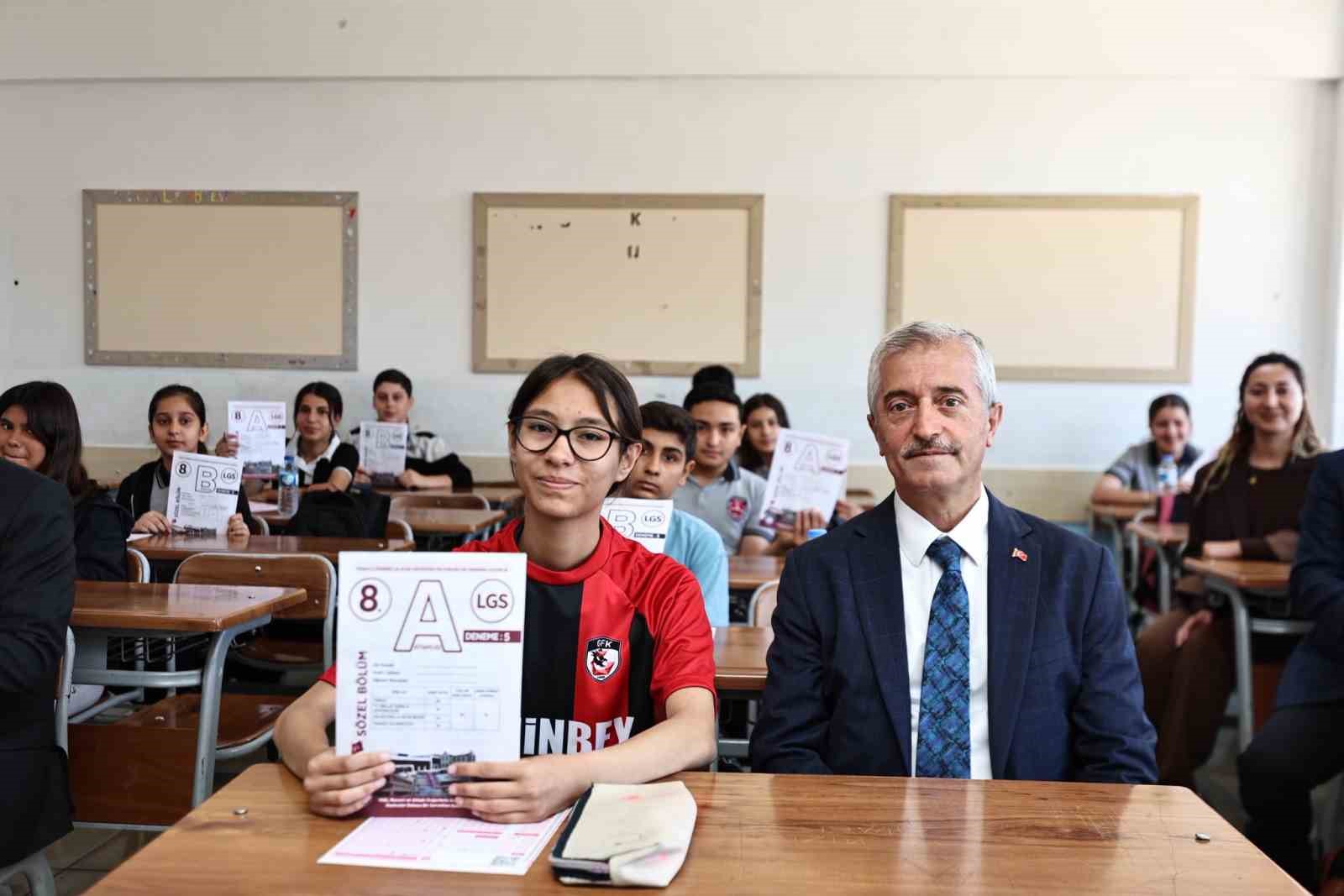 Şahinbey Belediyesi&rsquo;nden &ouml;ğrencilere deneme seti desteği
