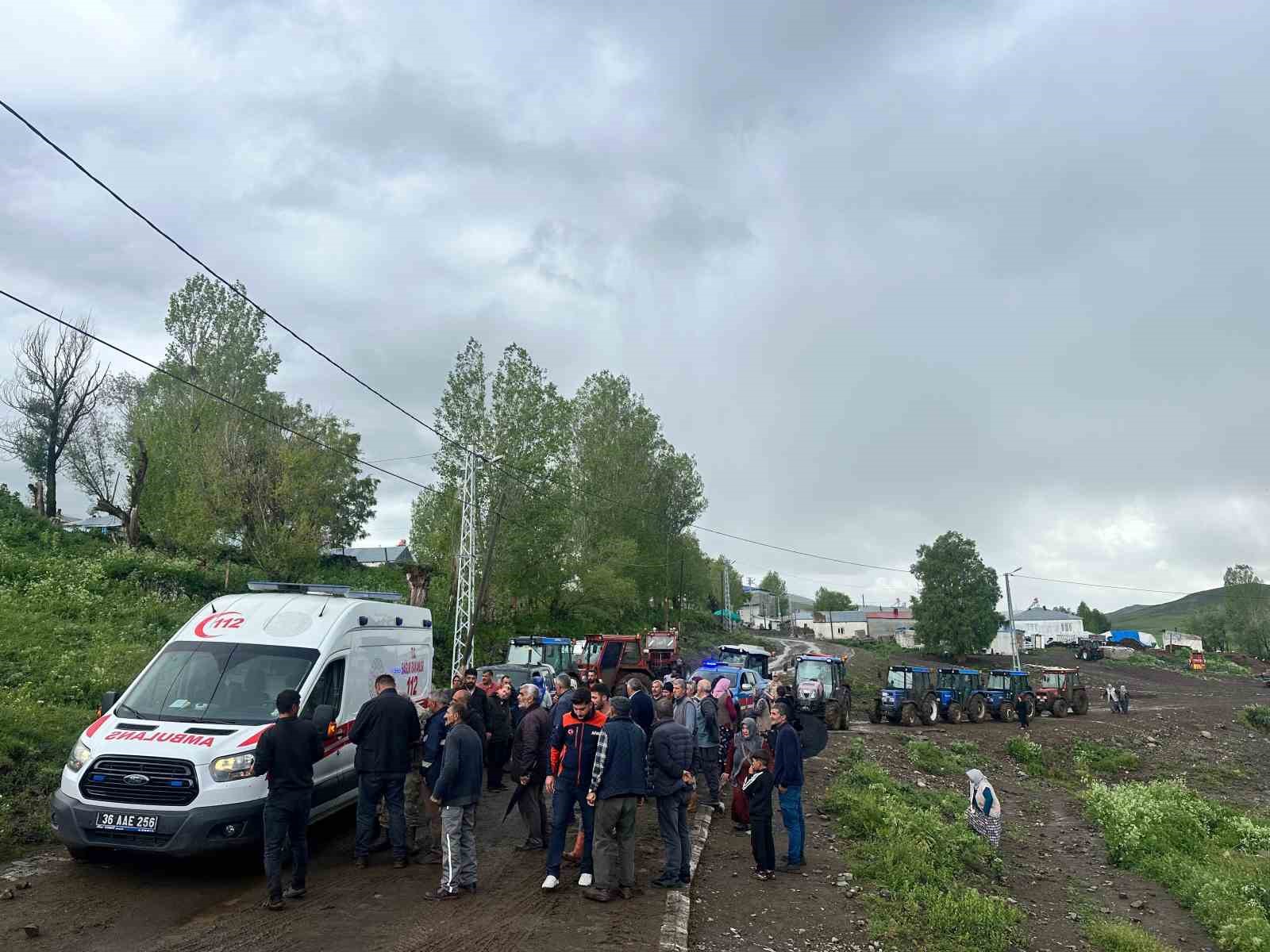 Kars’ta araziye yıldırım düştü, hayvanlarını otlatan bir kişi yaralandı
