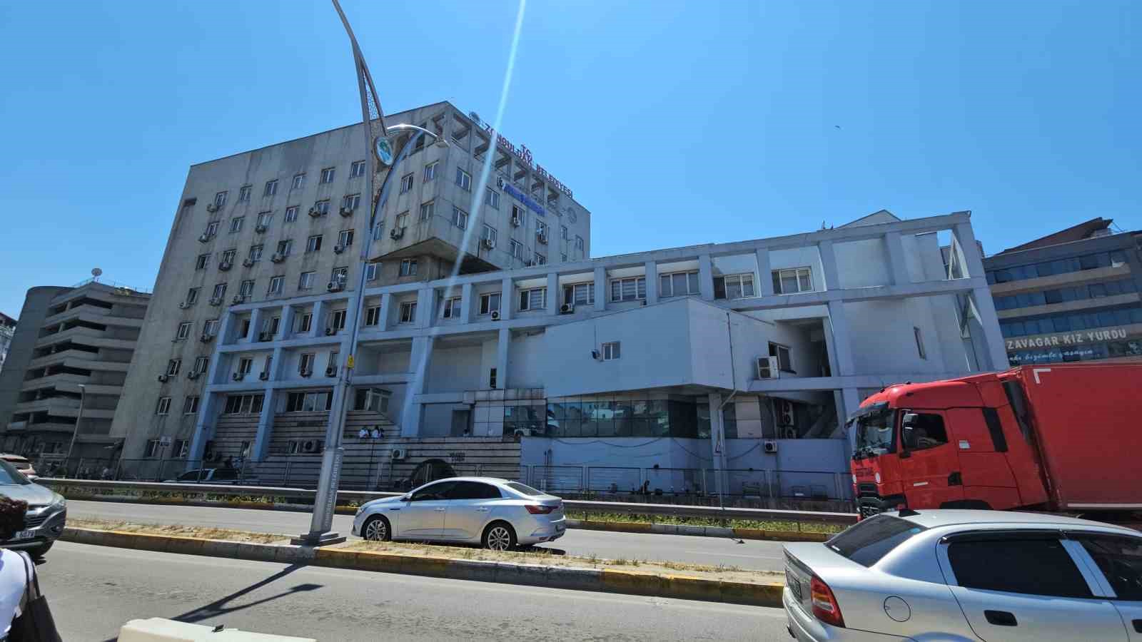 Günde 20 bin kişinin düzensiz geçtiği güzergaha üst geçit tartışması