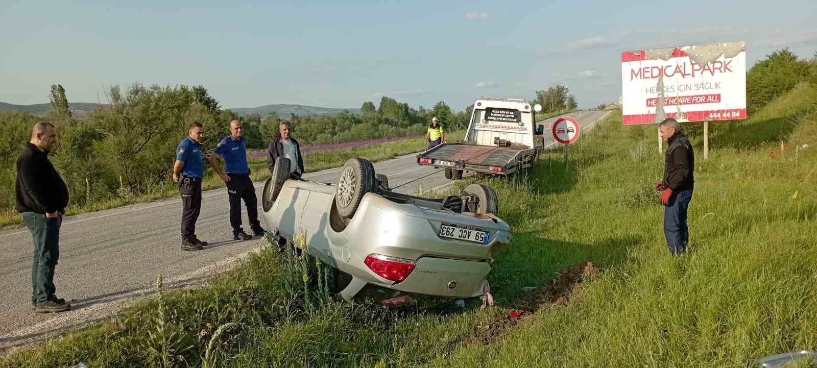 Takla atan araçtan yara almadan kurtuldu