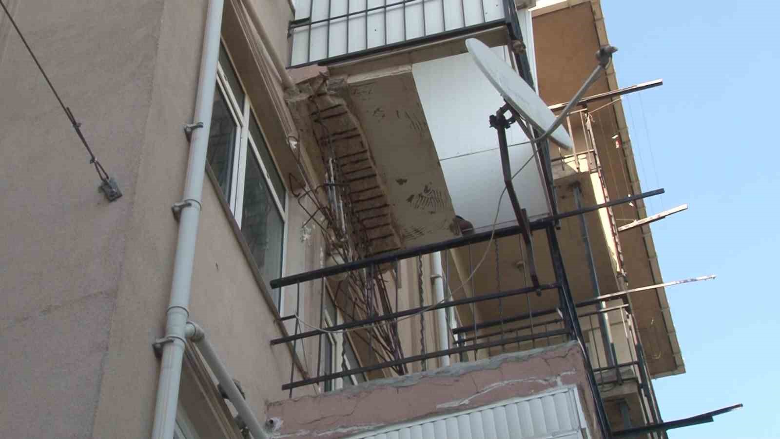 Kadık&ouml;y&rsquo;de bir binanın 3. katındaki balkon &ccedil;&ouml;kt&uuml;
