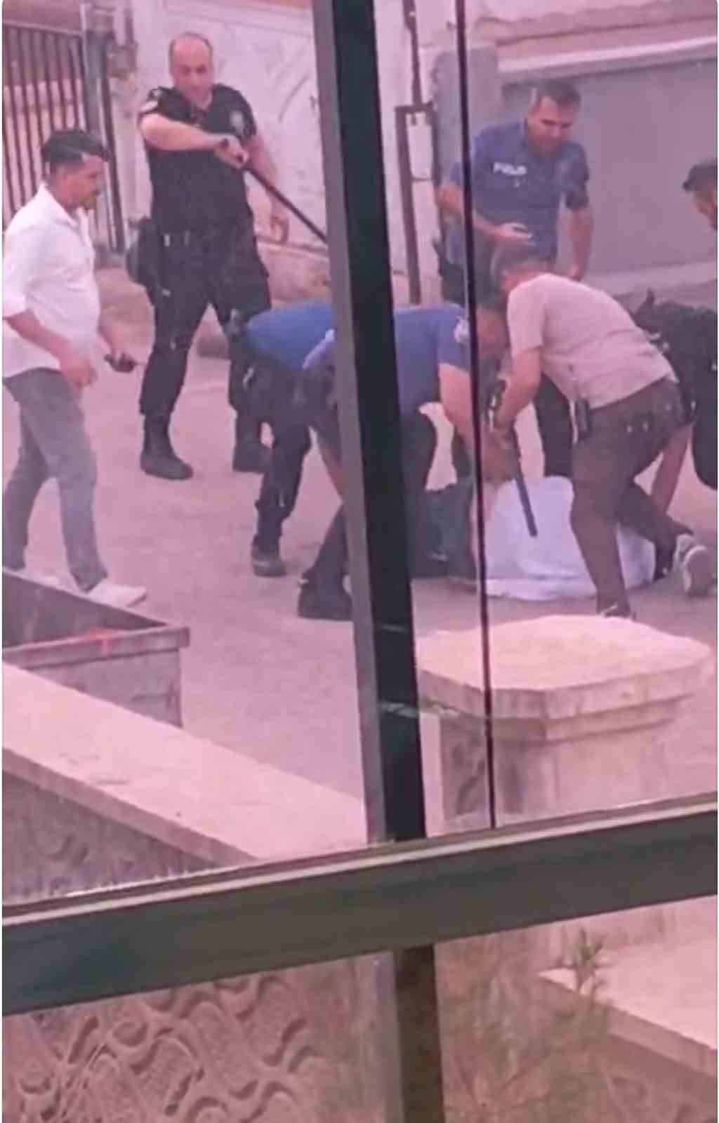 Siverek&rsquo;te kavgayı ayırmaya &ccedil;alışan polis memuru bı&ccedil;aklandı
